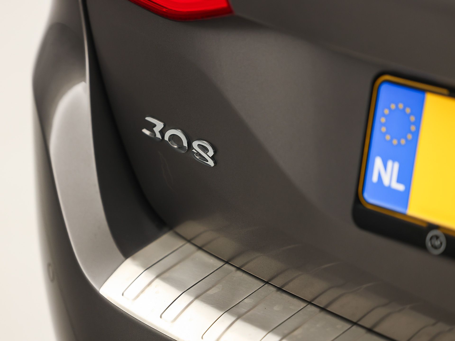 Peugeot 308 SW 1.2 PureTech Sport (PANORAMADAK, APPLE CARPLAY, GROOT NAVI, TREKHAAK, GETINT GLAS, SPORTSTOELEN, PARKEERSENSOREN, CRUISE, NIEUWSTAAT)