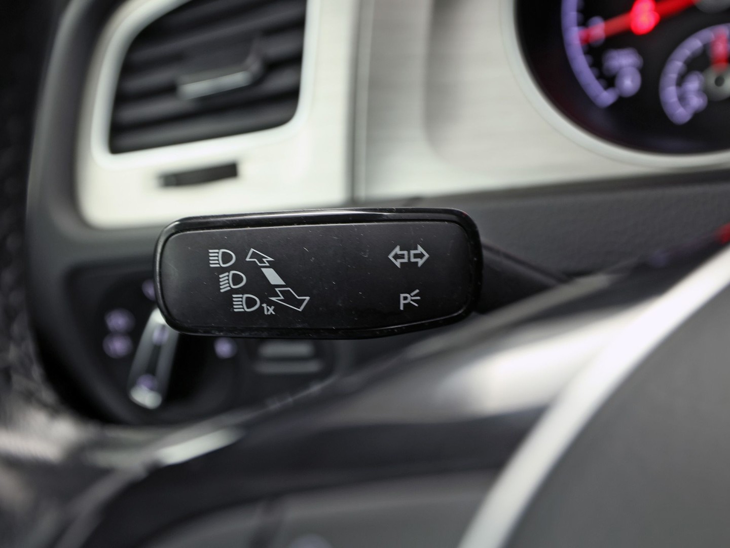 Volkswagen Golf 1.0 TSI Sportline Automaat (APPLE CARPLAY, NAVIGATIE, CAMERA, CLIMATE, SPORTSTOELEN, GETINT GLAS, LM VELGEN, CRUISE, NIEUWSTAAT)