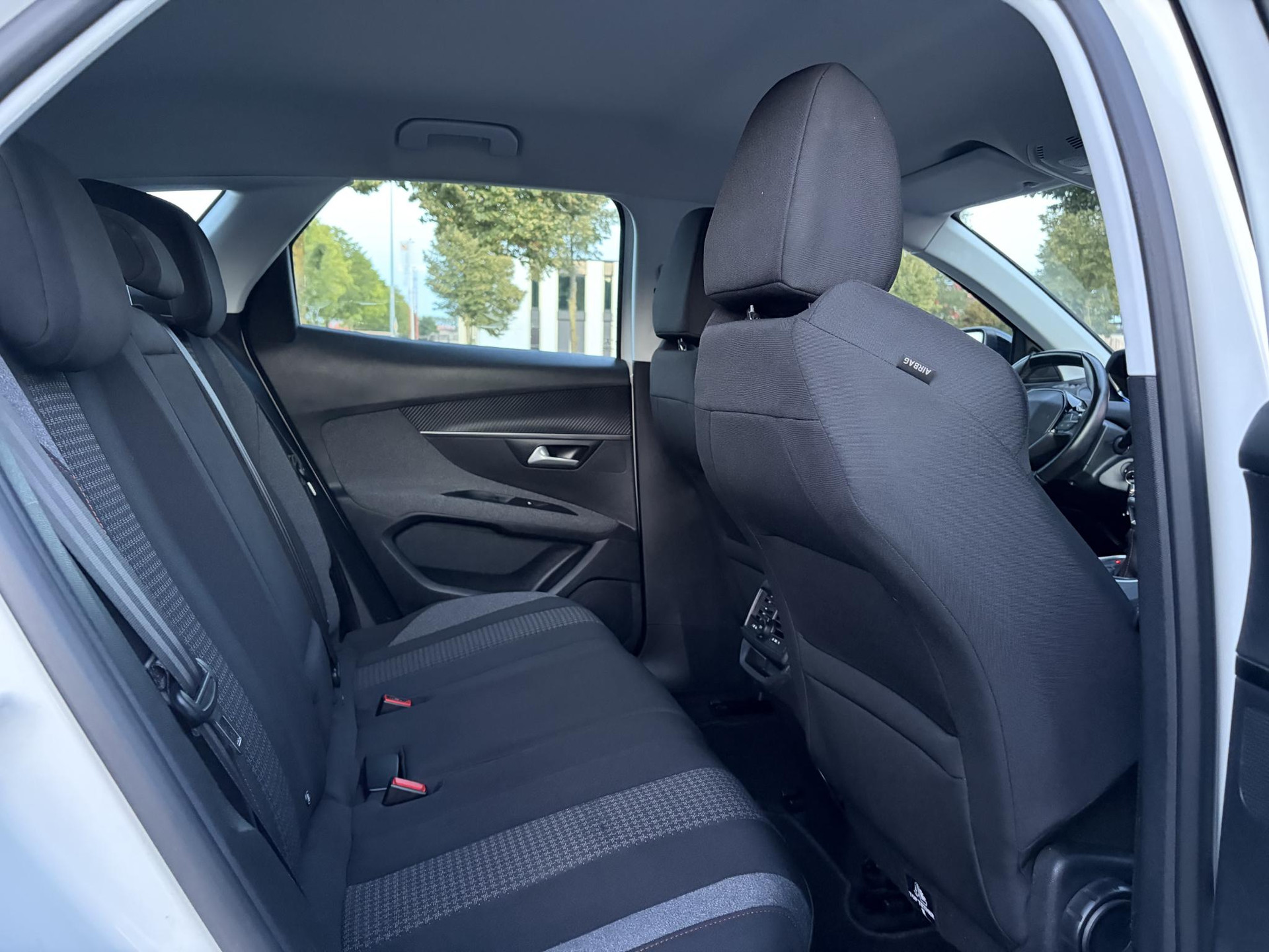 Peugeot 3008 1.2 PureTech Active ✓D-riem vv in 2023✓360° Camera✓Carplay✓Navi✓131pk✓Clima✓Cruise✓Trekhaak✓Dealer Onderhouden✓Bj 11-2019✓Lm velgen✓6 Bak✓Pdc✓N.A.P✓Apk tot 06-2027
