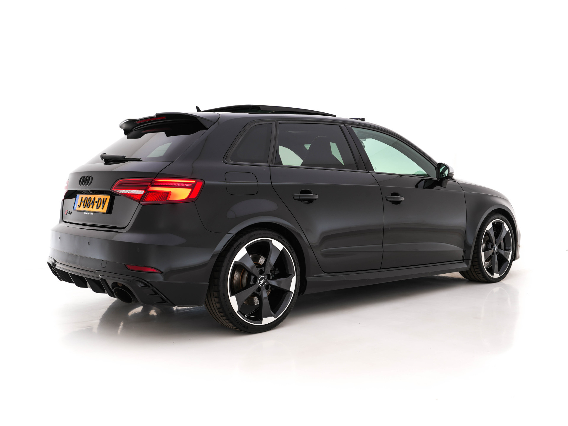Audi RS3 2.5 TFSI quattro Aut. *RS-SEATS | PANO | NAPPA-FULL-LEATHER | DIGI-COCKPIT | BANG&OLUFSEN | APPLE-CARPLAY | ADAPTIVE-CRUISE | BLIND-SPOT | CAMERA | KEYLESS | NAVI-FULLMAP | DAB+ | MAGNETIC-RIDE | 19''ALU*