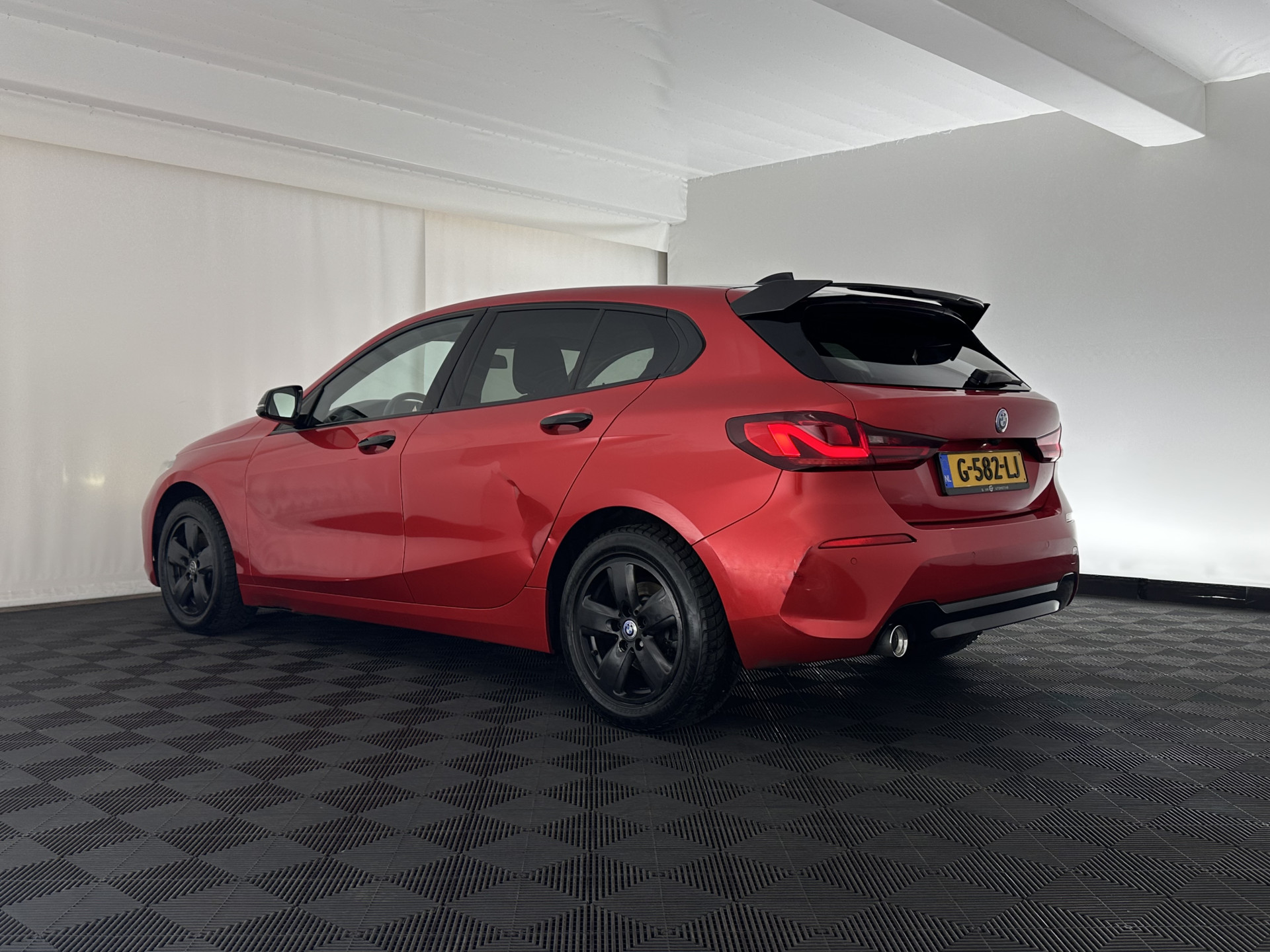 BMW 1-serie 116D EXECUTIVE EDITION *DIGI-COCKPIT | FULL-LED | NAVI-FULLMAP | AMBIENT-LIGHT | CRUISE | KEYLESS | PRIVACY-GLASS | ECC | PDC | 16"ALU*