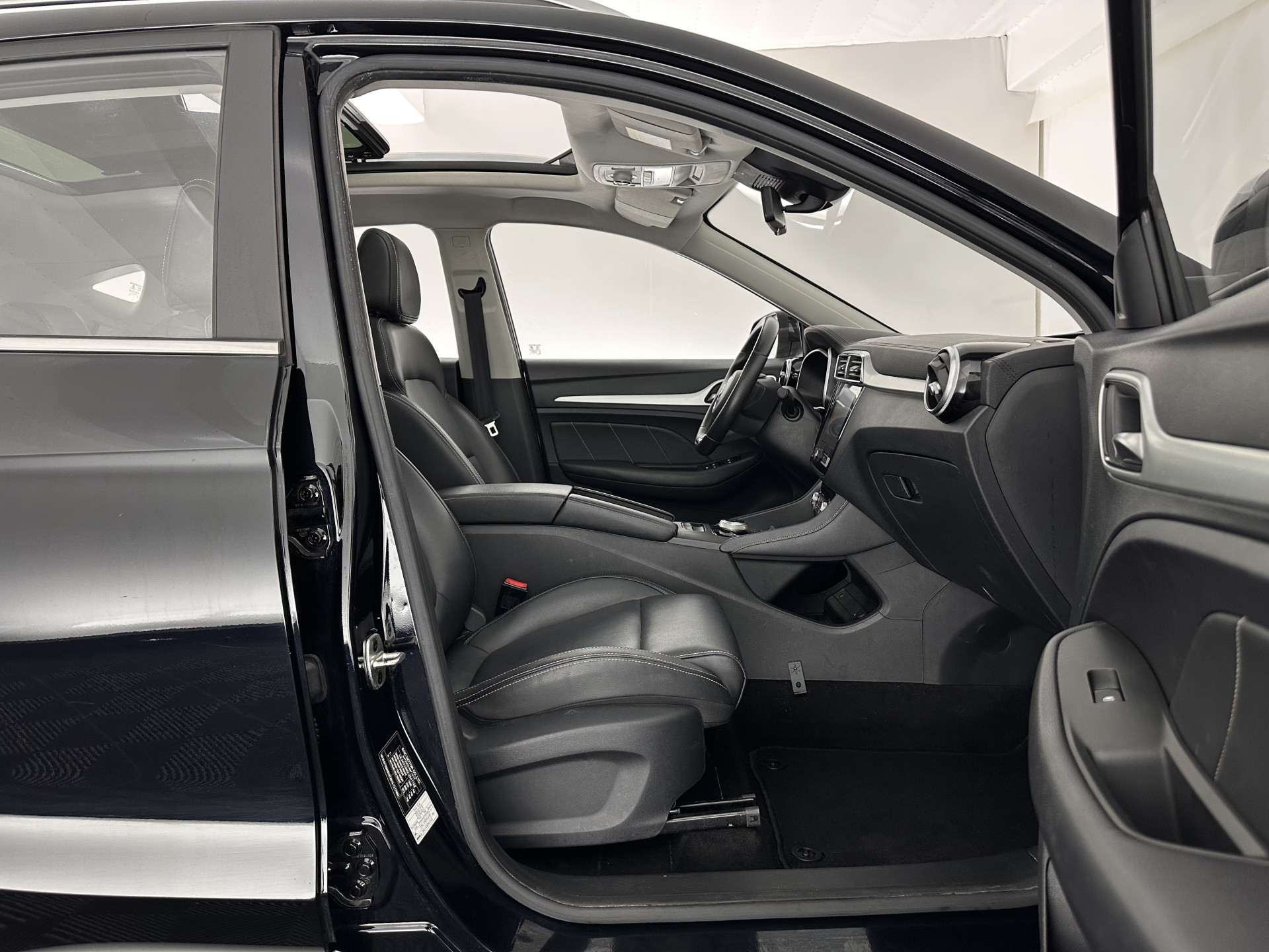 MG ZS EV Luxury 45 kWh {SOH-90%} (INCL-BTW) Aut. *PANO | LEATHER | CCS-FASTLOADER | KEYLESS | NAVI-FULLMAP | ADAPTIVE-CRUISE | CAMERA | HEATED-SPORTSEATS | CARPLAY | BLINDSPOT | DAB | LANE-ASSIST | 17''ALU*