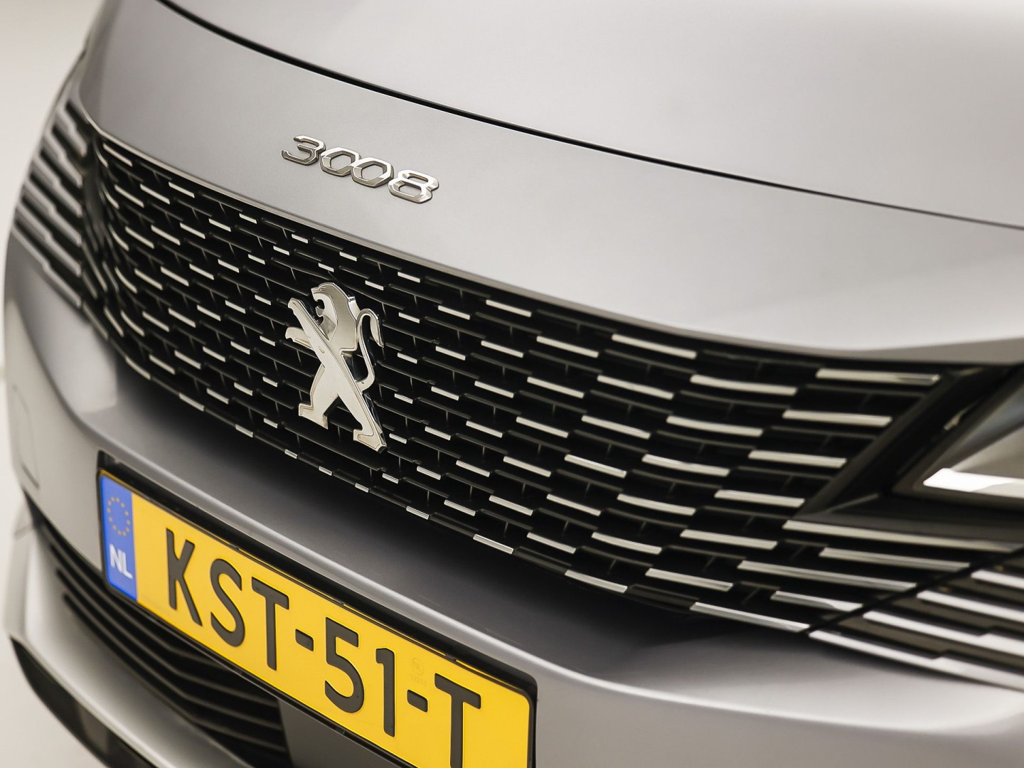 Peugeot 3008 1.6 HYbrid 225 Allure Sport 225Pk Automaat (APPLE CARPLAY, GROOT NAVI, 360 CAMERA, SPORTSTOELEN, LEDER, KEYLESS, GETINT GLAS, LANE ASSIST, NIEUWSTAAT)