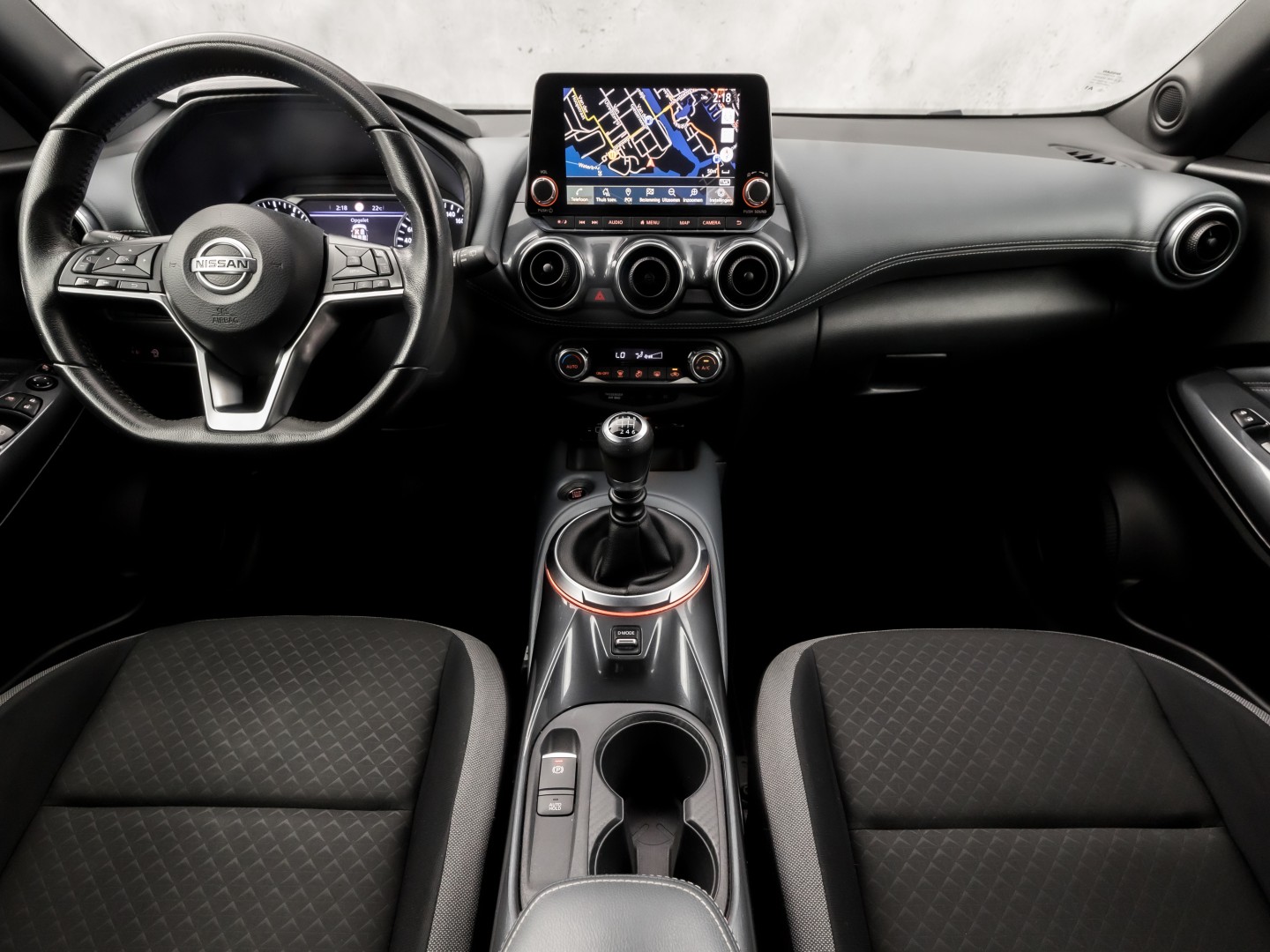 Nissan Juke 1.0 DIG-T N-Connecta Black Sport (APPLE CARPLAY, NAVIGATIE, CLIMATE, CAMERA, SPORTSTOELEN, GETINT GLAS, CRUISE, NIEUWSTAAT)