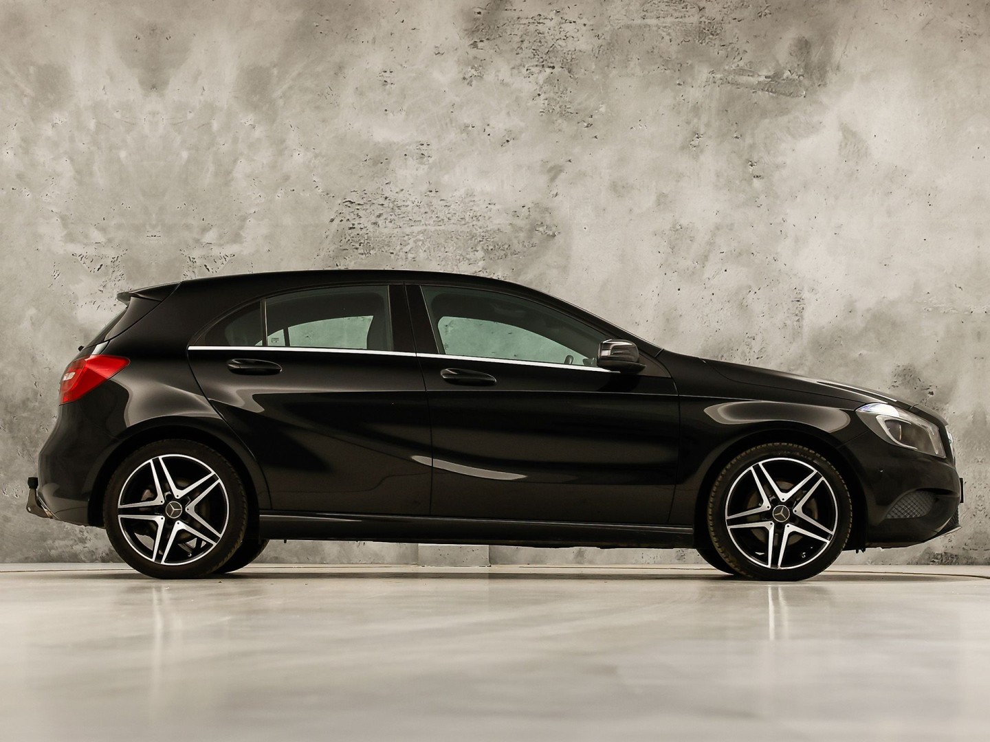 Mercedes-Benz A-Klasse 180 AMG Sport Automaat (NAVIGATIE, LEDER, STOELVERWARMING, SPORTSTOELEN, ZWART HEMEL, PARKEERSENSOREN, TREKHAAK, CRUISE, NIEUWSTAAT)