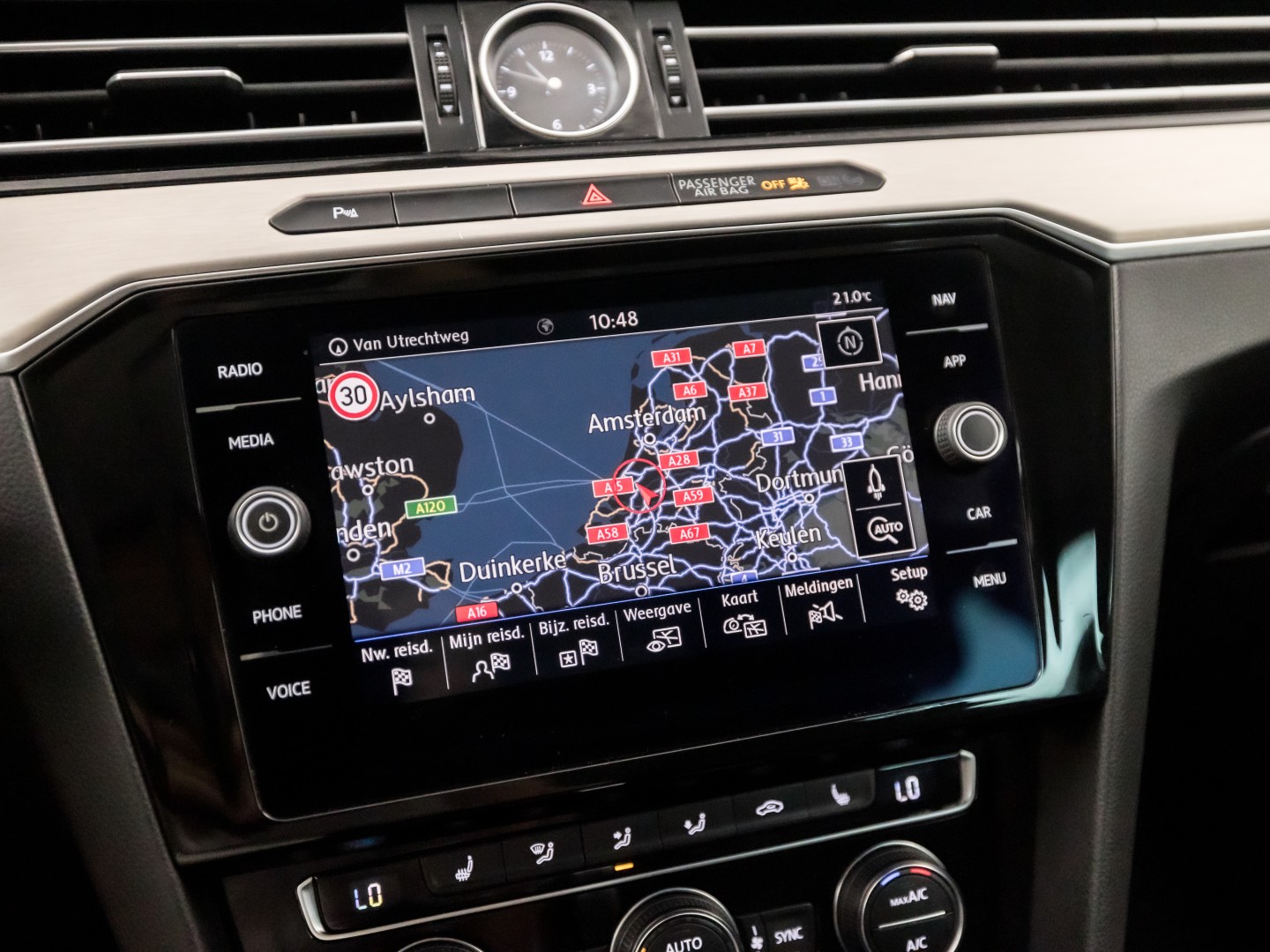Volkswagen Passat Variant 1.5 TSI Highline Sportline 150Pk Automaat (VIRTUAL COCKPIT, APPLE CARPLAY, GROOT NAVI, CAMERA, LEDER/ALCANTARA, GETINT GLAS, KEYLESS, NIEUWSTAAT)