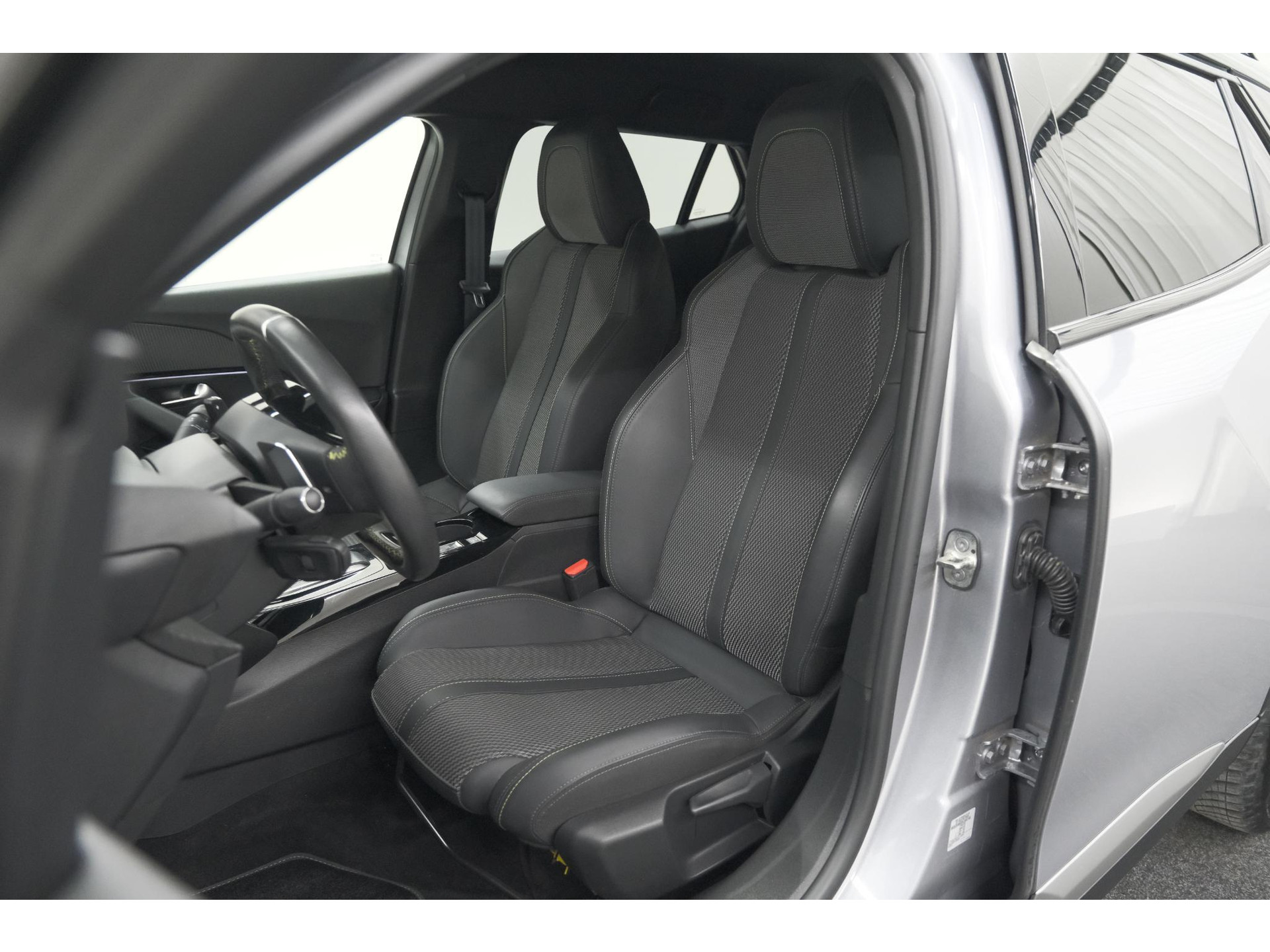 Peugeot 2008 PureTech 130 EAT8 GT | 360 Camera | Adaptieve Cruise Control | Dodehoekdetectie | Navigatie