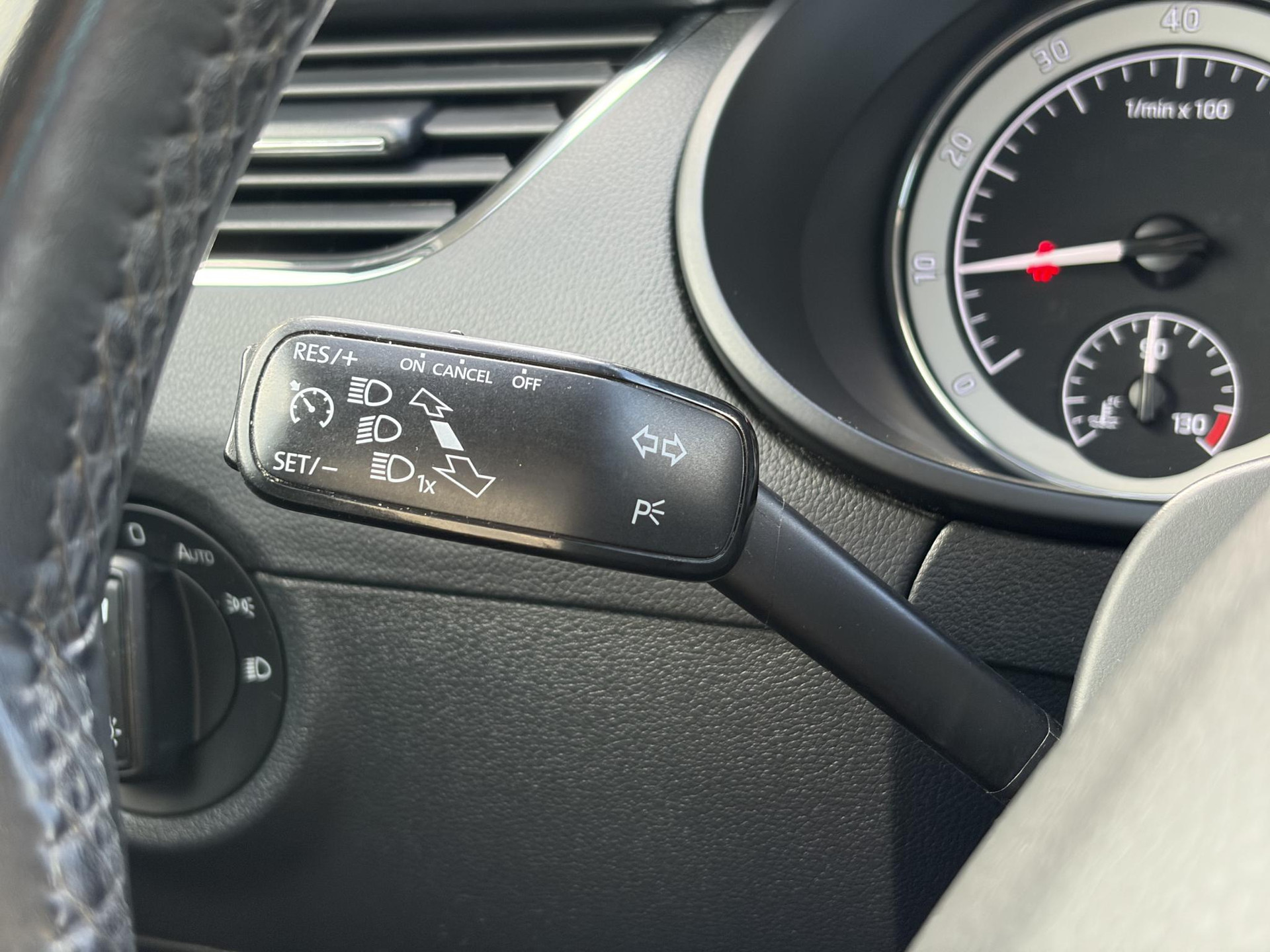 Skoda Octavia Combi 1.5 TSI Greentech Style Business 2e Eigenaar,Draadloze telefoonlader,Carplay,Camera,Navi,Trekhaak,150pk,Pdc V+A,Keyless,Clima,Cruise,Elekt.Stoel,Recent beurt gehad,N.A.P,Apk tot 07-2027