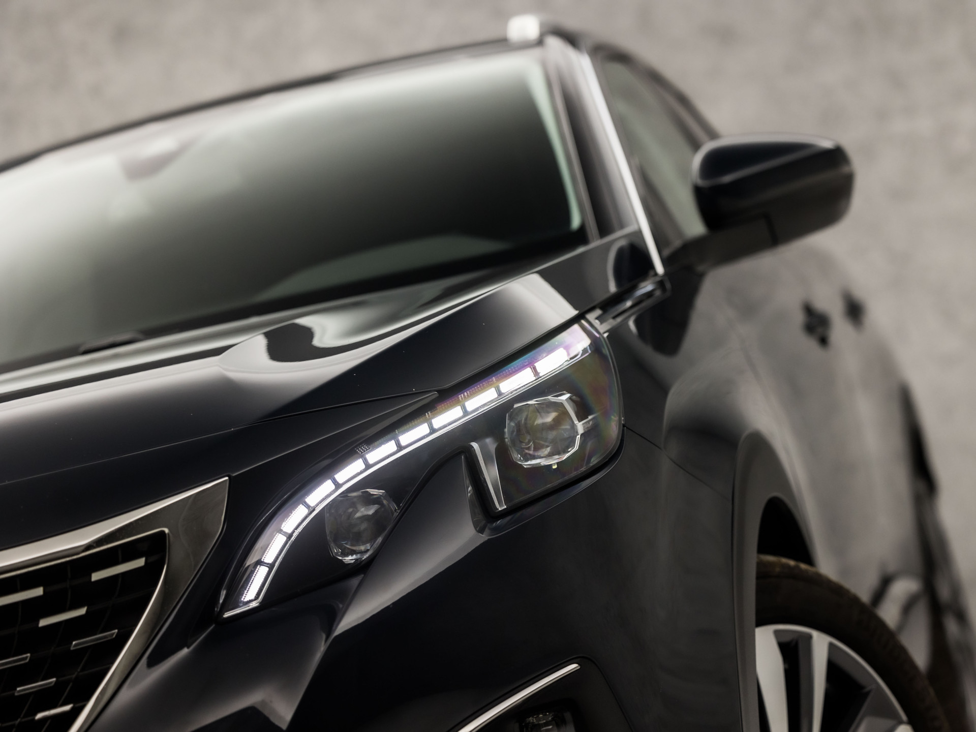Peugeot 3008 1.2 PureTech Allure Automaat (APPLE CARPLAY, LED KOPLAMPEN, FOCAL AUDIO, LEDER, SPORTSTOELEN, GETINT GLAS, CRUISE, DAKRAILS, NIEUWSTAAT)