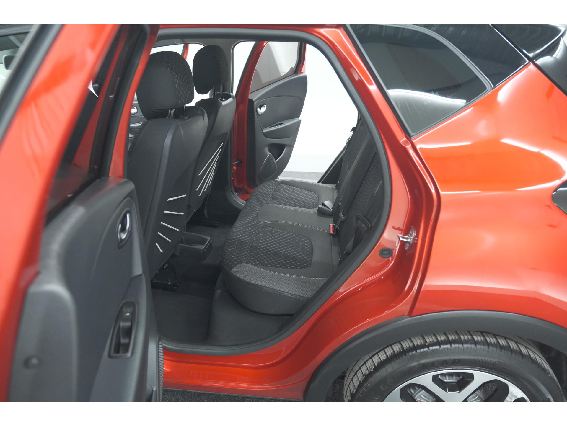 Renault Captur TCe 120 EDC Intens | Trekhaak | Camera | Navigatie | Parkeersensoren