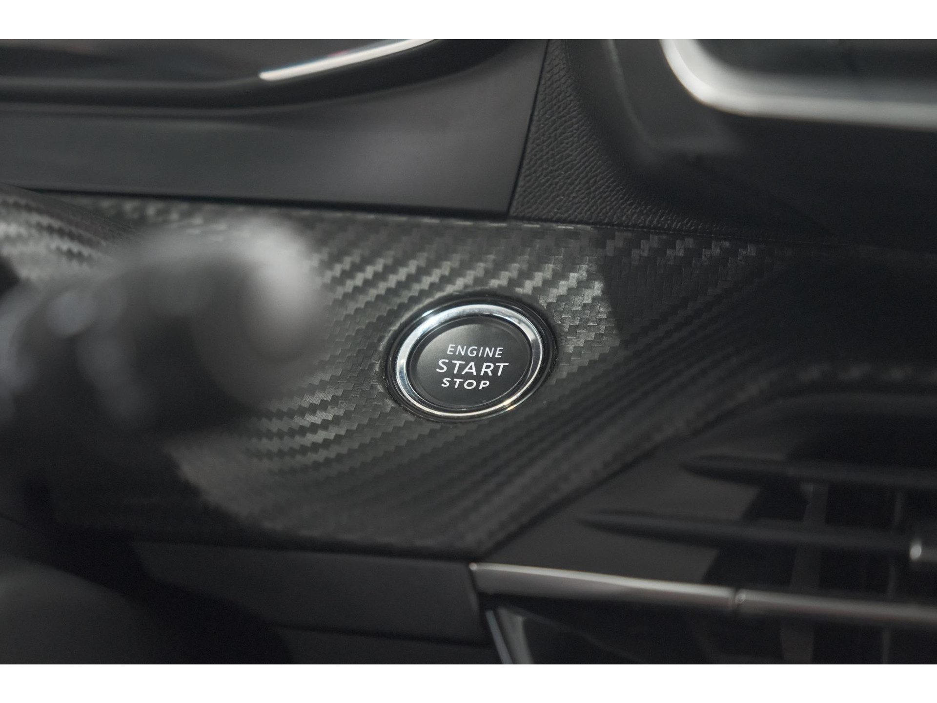 Peugeot e-2008 EV Allure 50 kWh | SOH=96.7 % | 3 Fase Laadfunctie | Camera | Navigatie | Parkeersensoren | Apple Carplay