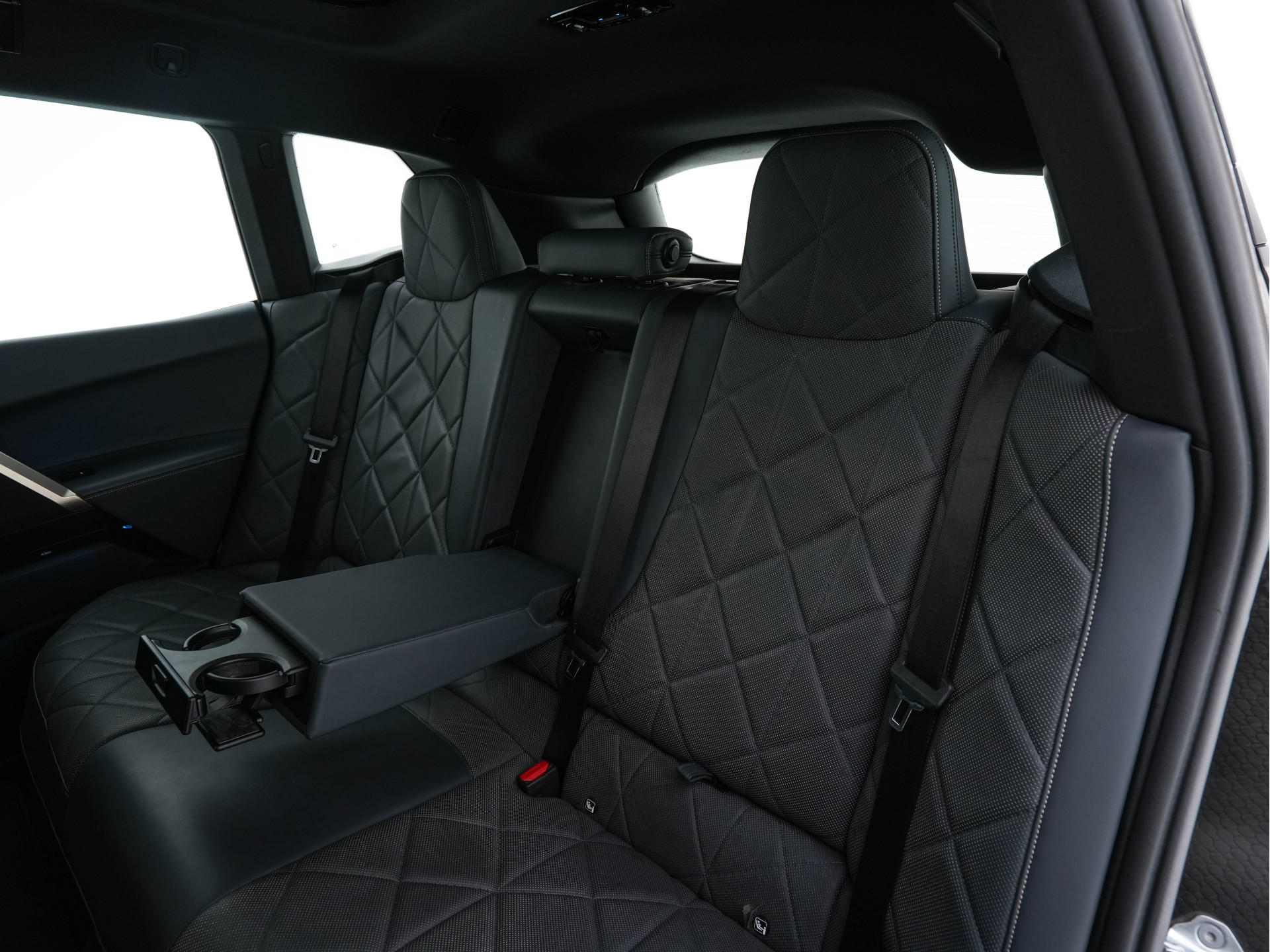 BMW iX xDrive40 High Executive 77 kWh ( 3-Fase ) {SOH-100%} (INCL-BTW) Aut. *PANO | HEAD-UP | HARMAN/KARDON-SURROUND | SOFT-CLOSE | DAB+ | DIGI-COCKPIT | HEATED-COMFORTSEATS | FULL-LED | CARPLAY | TOWBAR | AMBIENT-LIGHT | TOPVIEW | MEMORY-PACK |