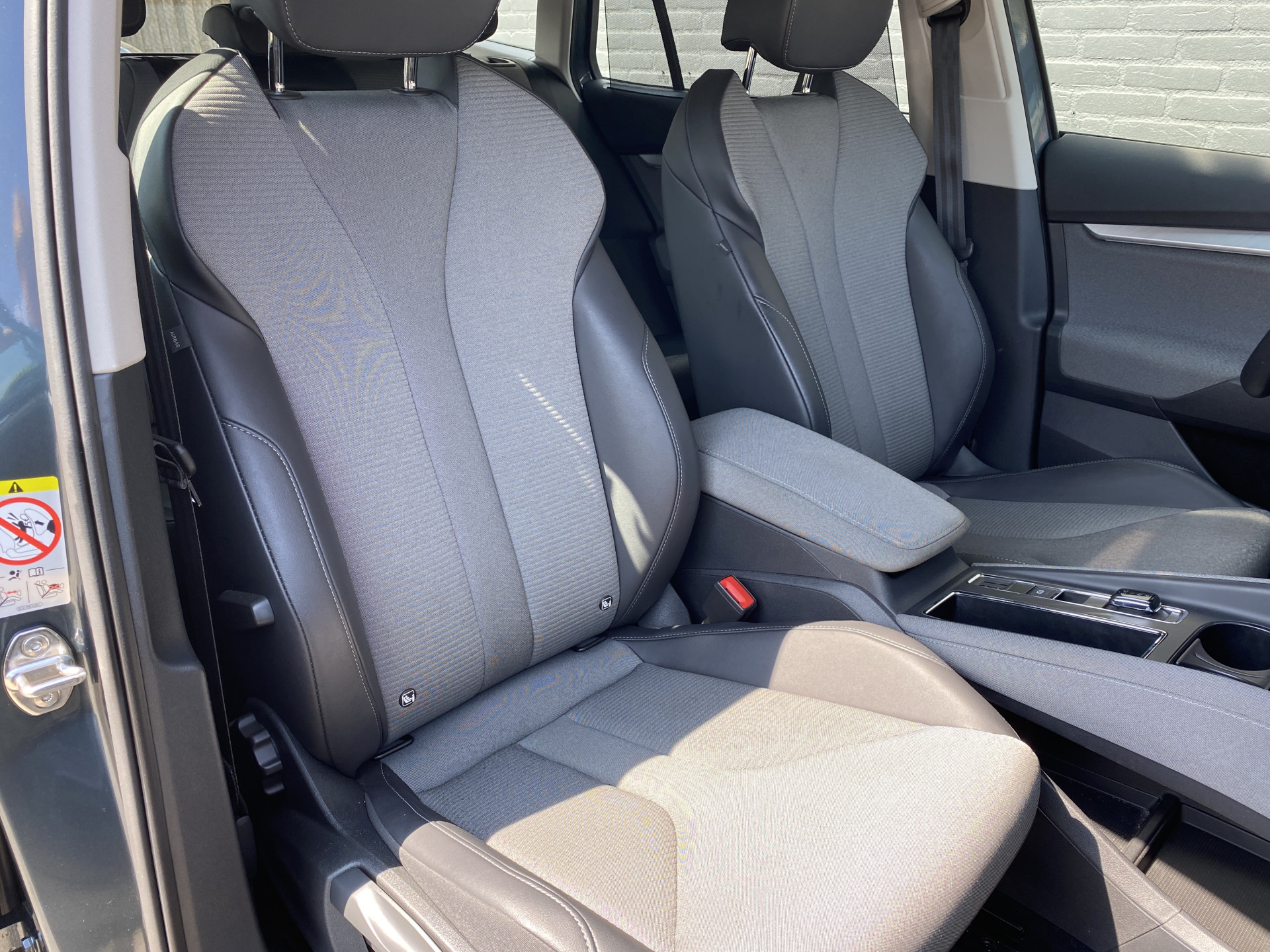 ŠKODA Enyaq iV 60 | 1e eigenaar | dealer onderhouden | navigatie | trekhaak | camera | stoelverwarming | apple carplay