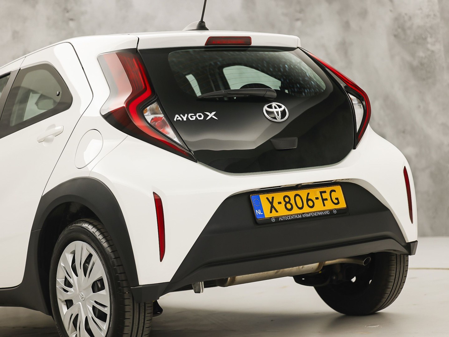 Toyota Aygo 1.0 VVT-i MT Play (APPLE CARPLAY, NAVIGATIE, ADAPTIVE CRUISE, SPORTSTOELEN, LANE ASSIST, CAMERA, NIEUWSTAAT)
