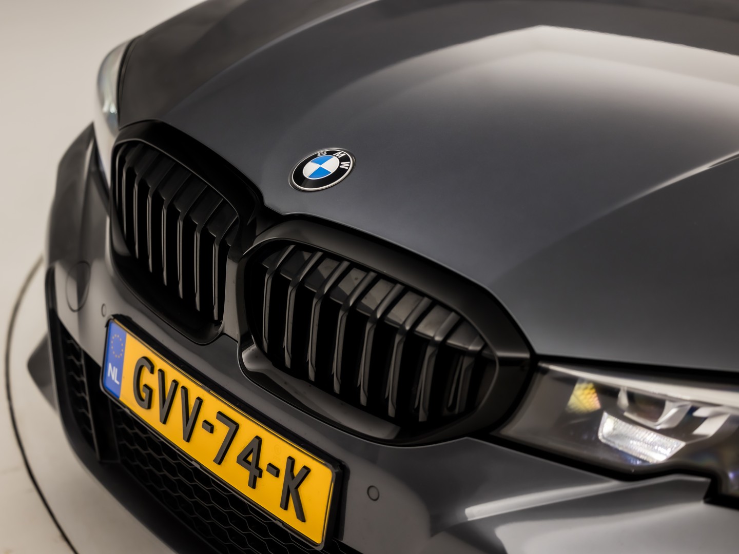 BMW 3 Serie 330e M Sport High Executive 292Pk Automaat (PANORAMADAK, M PAKKET, APPLE CARPLAY, CAMERA, LEDER/ALCANTARA, SFEERVERLICHTING, GETINT GLAS, ELEK ACHTERKLEP, STOELVERWARMING, NIEUWSTAAT)