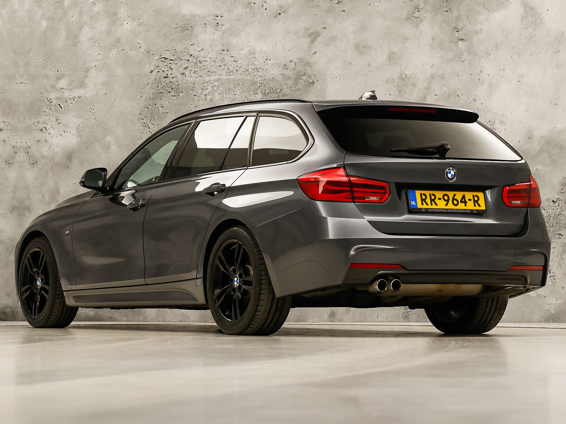 BMW 3 Serie 320i M Sport High Executive 184Pk Automaat (GROOT NAVI, DEALER ONDERHOUDEN, CLIMATE, LEDER, STOELVERWARMING, SPORTSTOELEN, PARKEERSENSOREN, GETINT GLAS, NIEUWSTAAT)