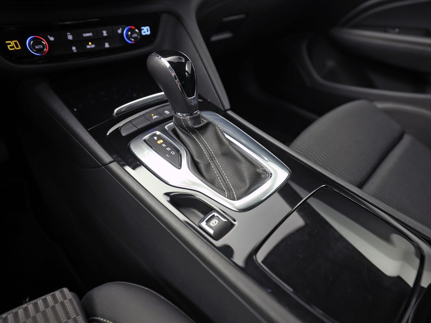 Opel Insignia 1.5 Turbo Business Executive 165Pk Automaat (APPLE CARPLAY, GROOT NAVI, CLIMATE, CAMERA, STUUR/STOELVERWARMING, ADAPTIVE CRUISE, SPORTSTOELEN, GETINT GLAS, TREKHAAK, NIEUWSTAAT)