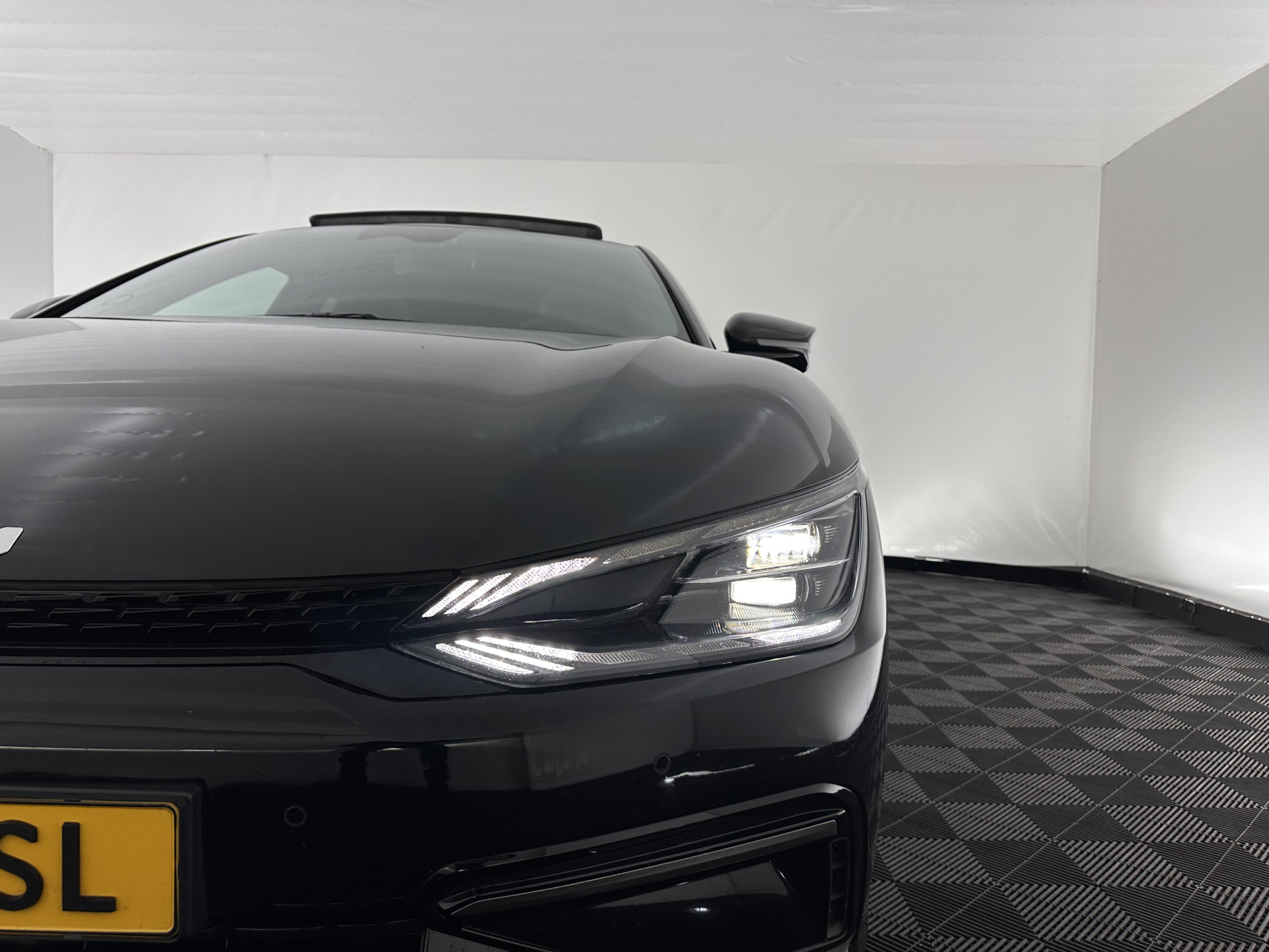 Kia EV6 GT-Line 77.4 kWh (INCL-BTW) *AUT | PANO | HEAD-UP | LEATHER-ALCANTARA | ADAPTIVE-CRUISE | DIGI-COCKPIT | MERIDIAN-AUDIO | MEMORY-PACK | FULL-LED | KEYLESS | TOP-VIEW | DAB | BLIND-SPOT | NAVI-FULLMAP | PRIVAC