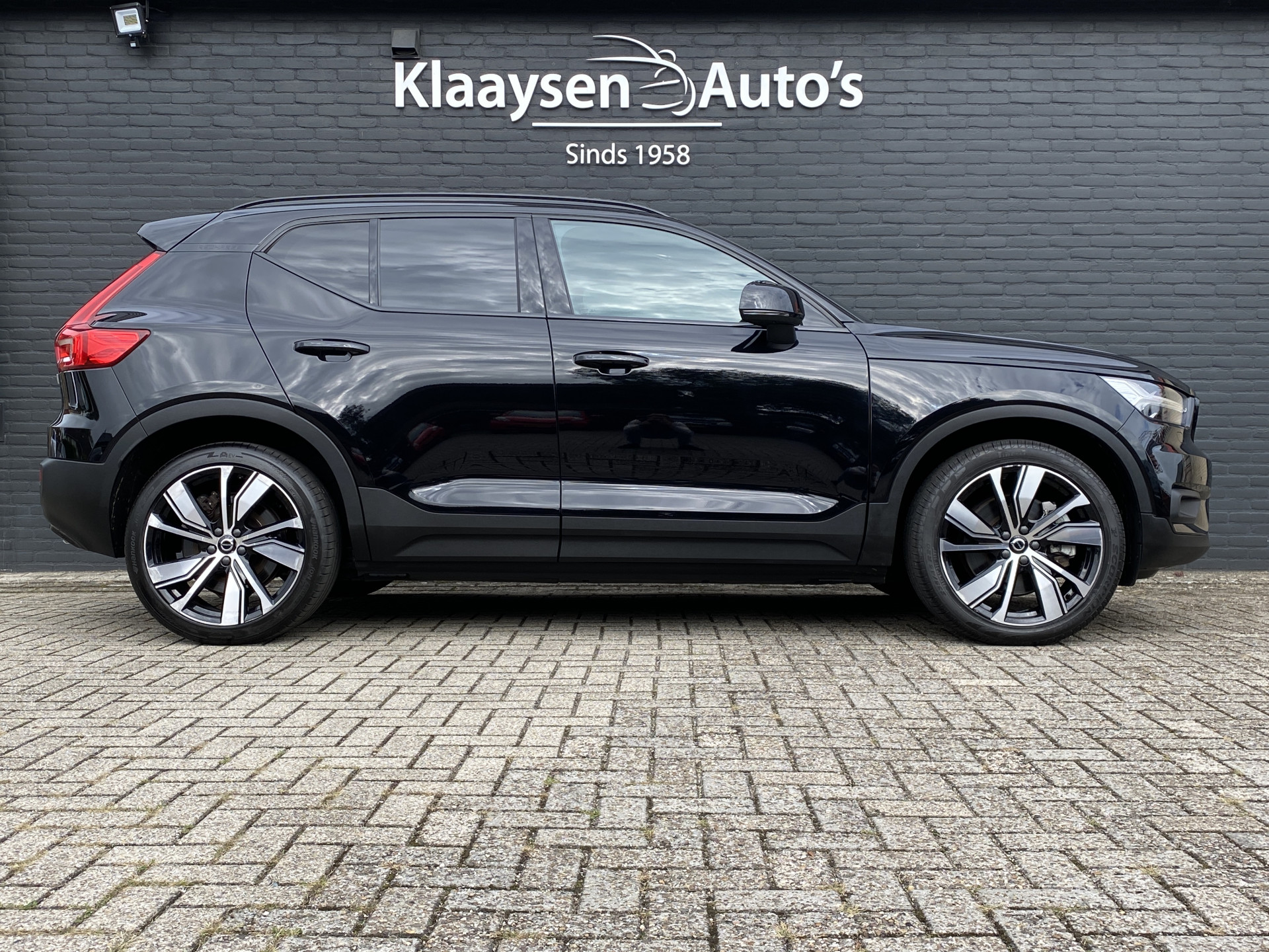 Volvo XC40 Recharge P8 AWD R-Design 408 pk | 1e eigenaar | dealer onderh. | panoramadak | trekhaak | 360 camera | stoelverw.