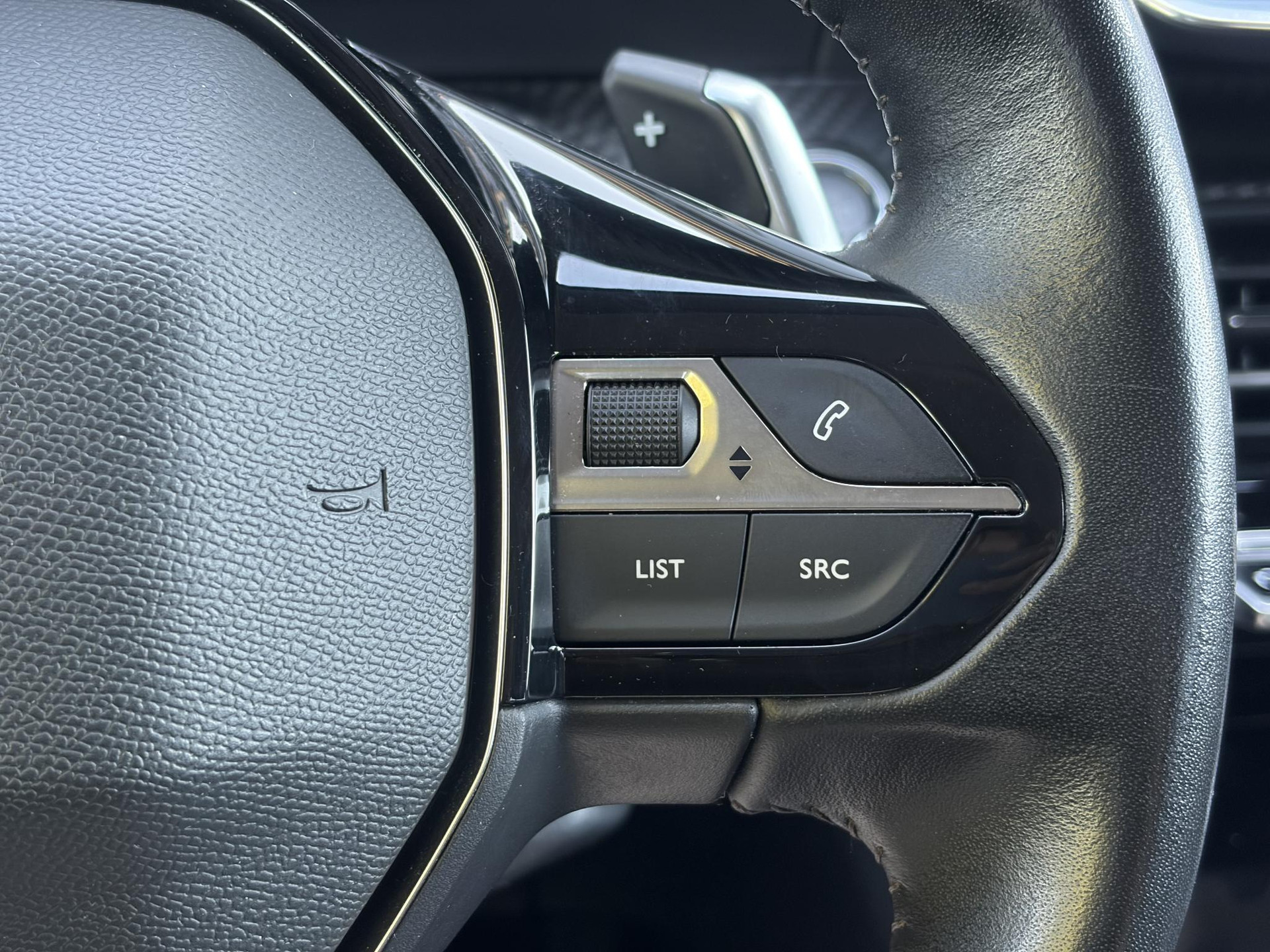 Peugeot 2008 1.2 PureTech Allure ✓Recent beurt gehad✓D-riem vv in 06-2025✓360° Camera✓Draadloze telefoonlader✓Carplay✓Keyless✓Automaat✓Trekhaak✓Halfleder✓Navi✓Clima✓Cruise✓131pk✓Lm velgen✓2e Eigenaar✓Pdc V+A✓Rijstrooksensor✓N.A.P✓Apk tot 04-2028