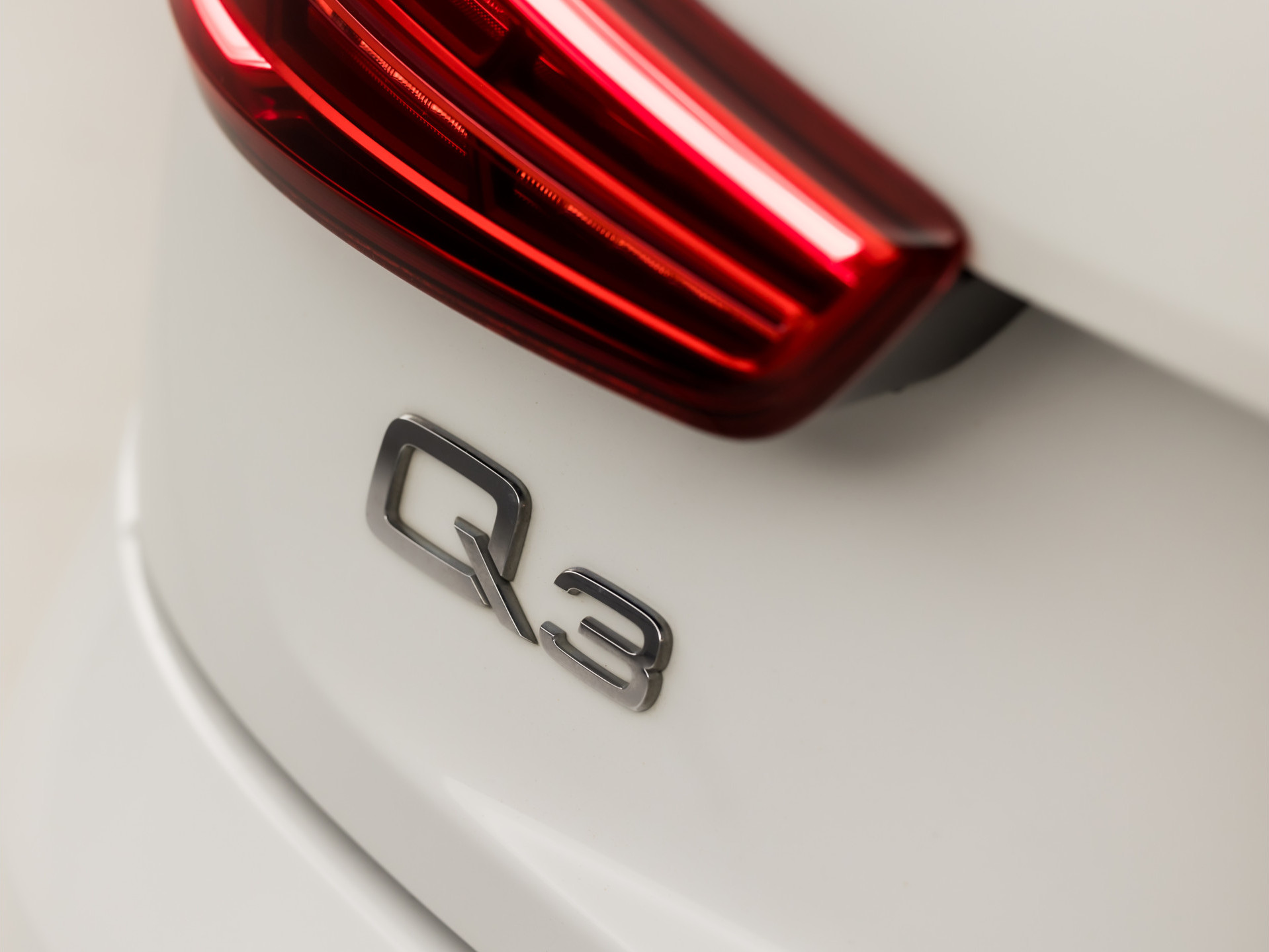Audi Q3 1.4 TFSI S-Line Sport 150Pk Automaat (2X S-LINE, NAVIGATIE, LEDER, STOELVERWARMING, SPORTSTOELEN, GETINT GLAS, TREKHAAK, NIEUWE APK, NIEUWSTAAT)