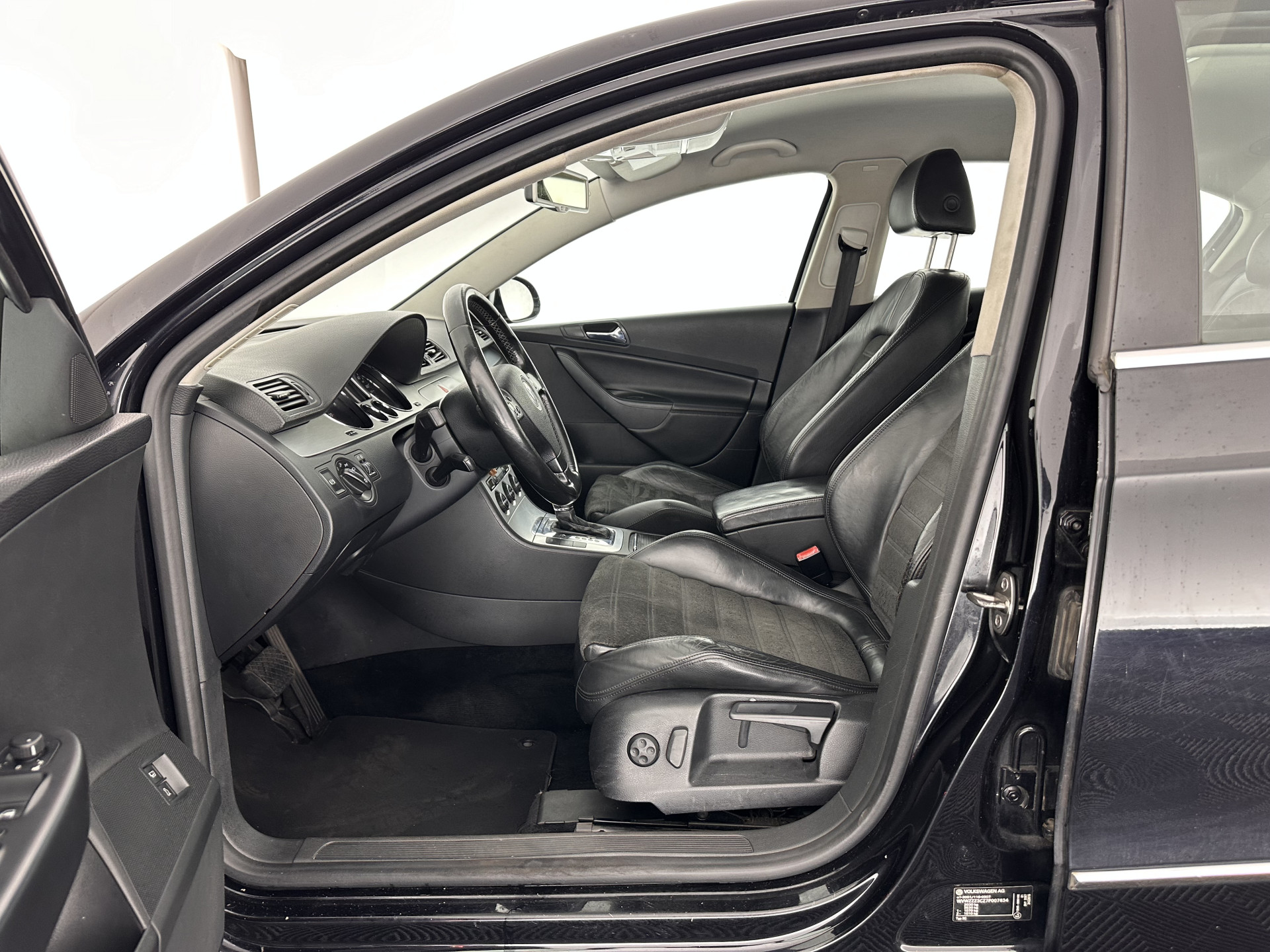 Volkswagen Passat 2.0 FSI Highline Aut. *NAVI-FULLMAP | LEATHER-ALCANTARA | SPORT-SEATS | ECC | HEATED-SEATS | PDC | CRUISE*