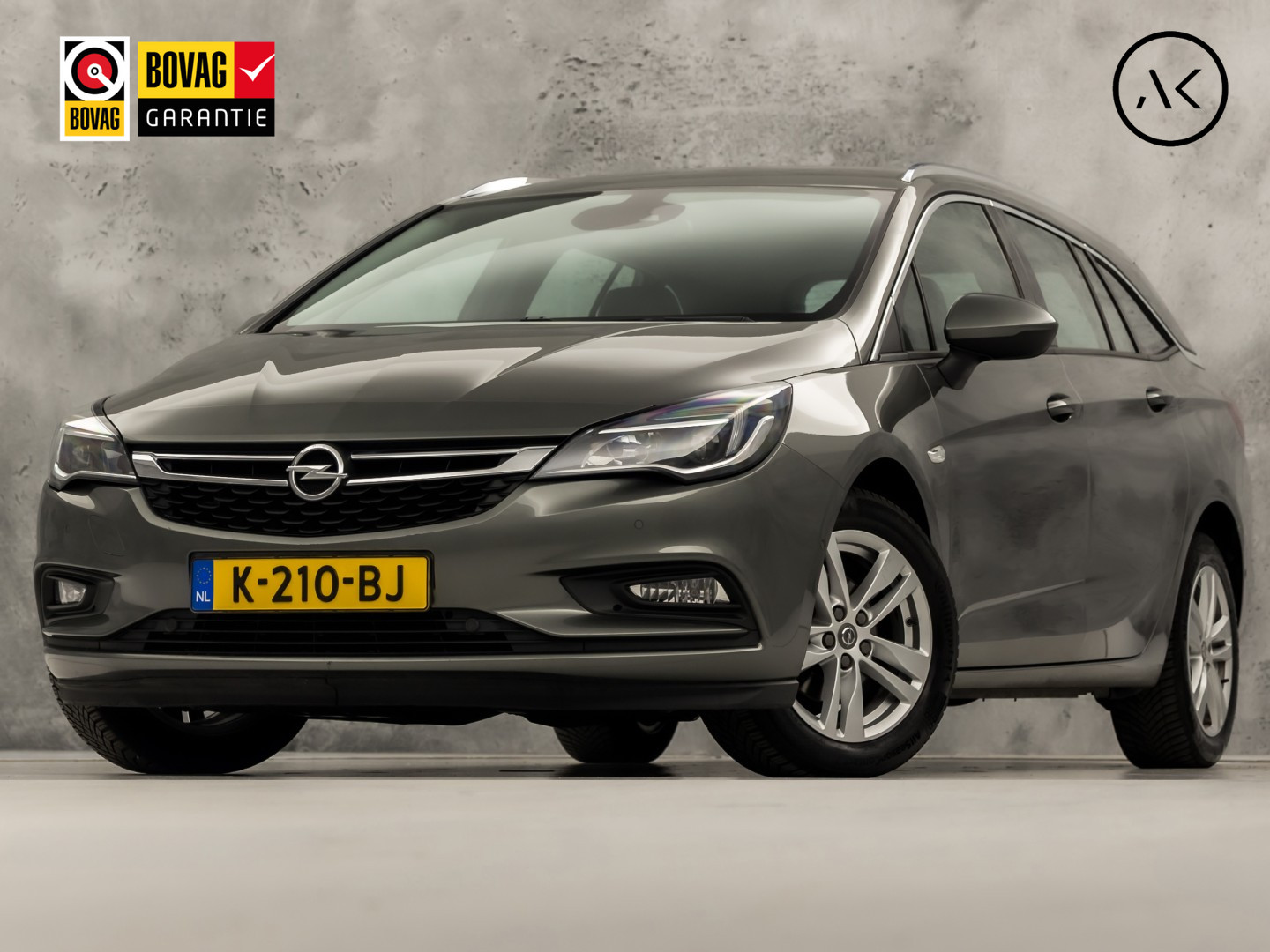 Opel Astra Sports Tourer 1.4 Turbo Innovation Sport 150Pk Automaat (APPLE CARPLAY, NAVIGATIE, CAMERA, STUUR/STOELVERWARMING, SPORTSTOELEN, ADAPTIVE CRUISE, LM VELGEN, NIEUWSTAAT)