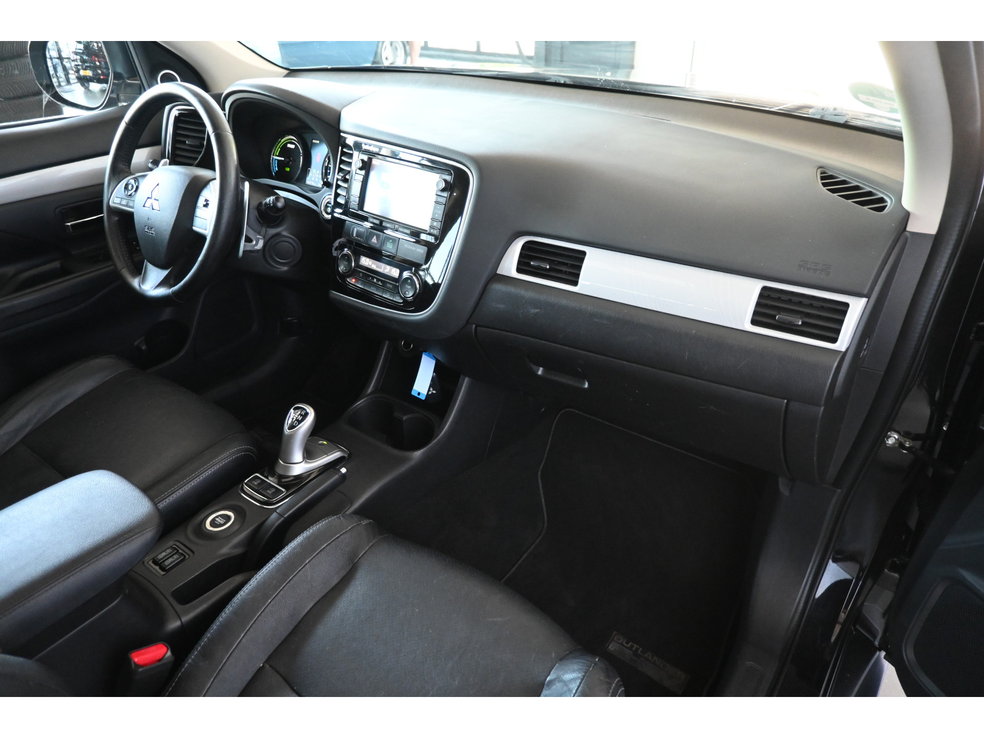 Mitsubishi Outlander 2.0 PHEV Automaat Limited Edition X-Line Navigatie Leder Trekhaak Schuifdak Rijklaarprijs! Inruil Mogelijk!
