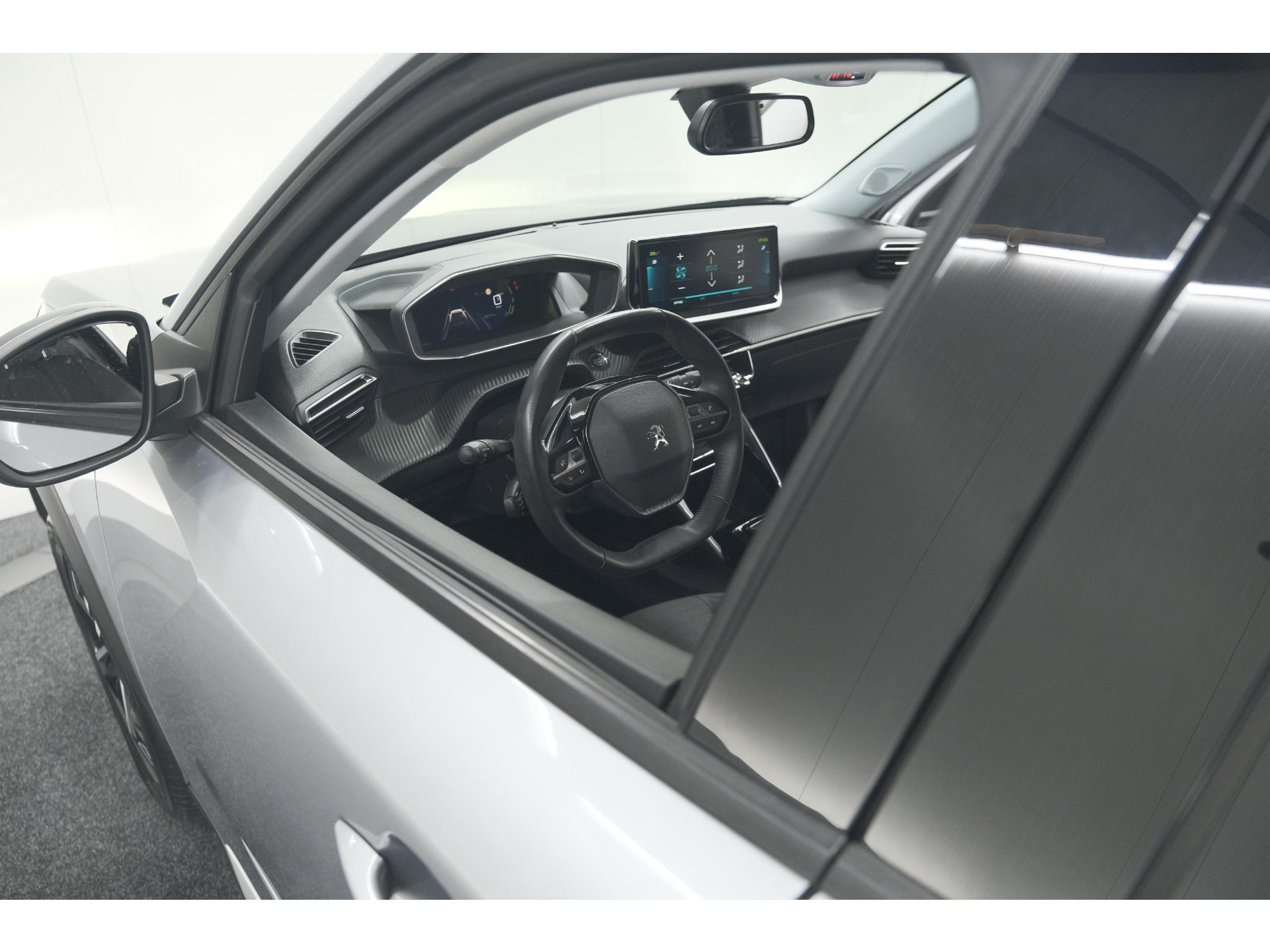 Peugeot e-2008 EV Allure Pack 50 kWh | 3 Fase Laadfunctie | Camera | Navigatie | Parkeersensoren | Apple Carplay