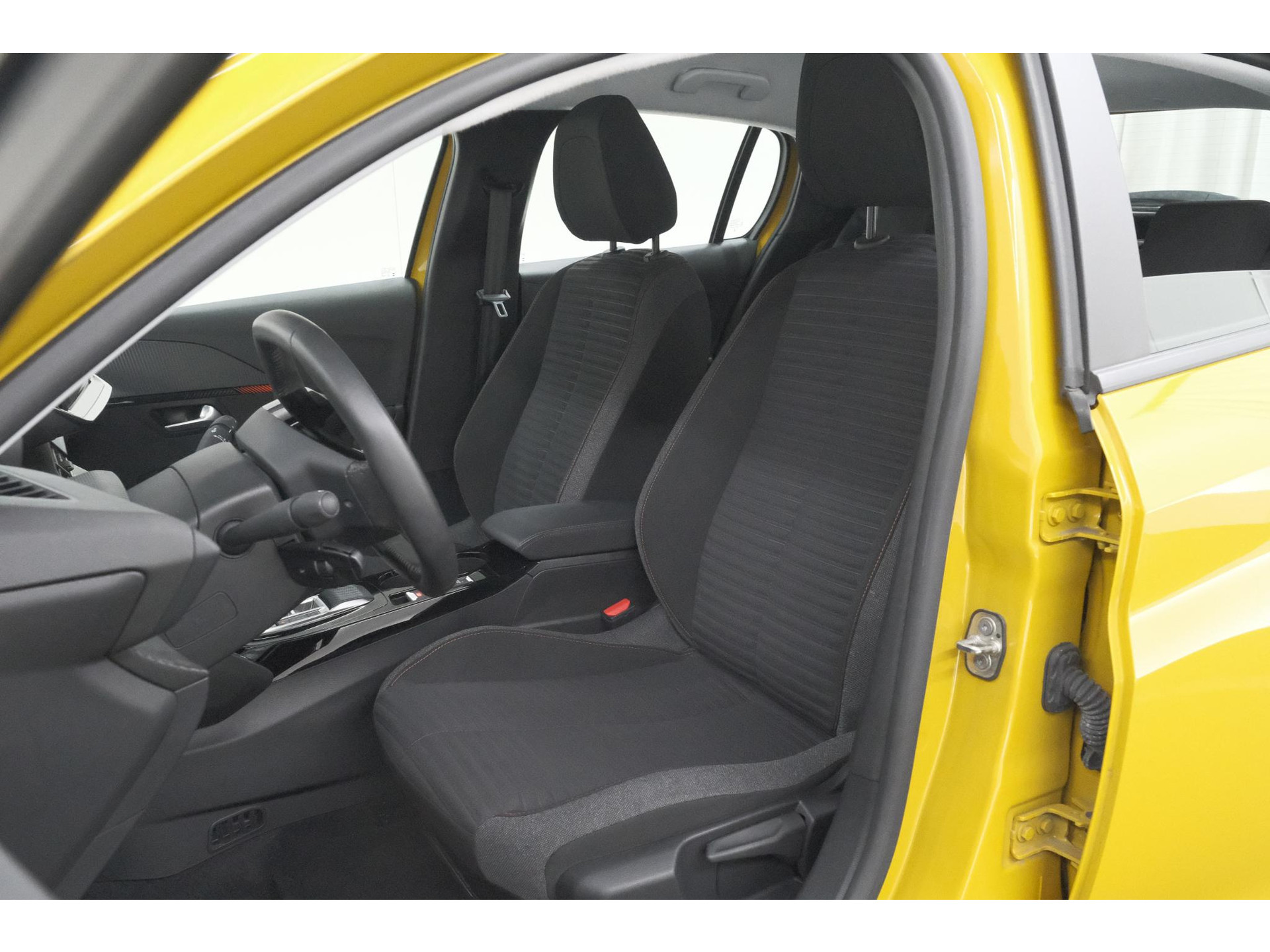 Peugeot e-208 EV Active Pack 50 kWh | 96,8% SOH | Navigatie | Parkeersensoren | Stoelverwarming