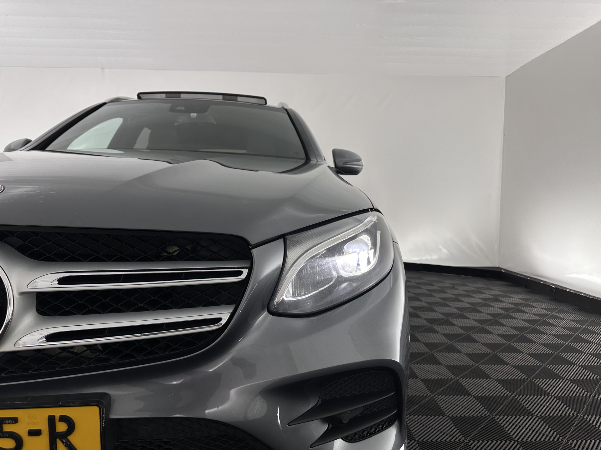 Mercedes-Benz GLC-klasse 350e 4MATIC AMG Aut. *PANO | FULL-LEATHER | FULL-LED | HEATED-SPORTSEATS | CAMERA | NAVI-FULLMAP | PRIVACY-GLASS | SHIFT-PADDLES | ECC | PDC | CRUISE | 19''ALU*