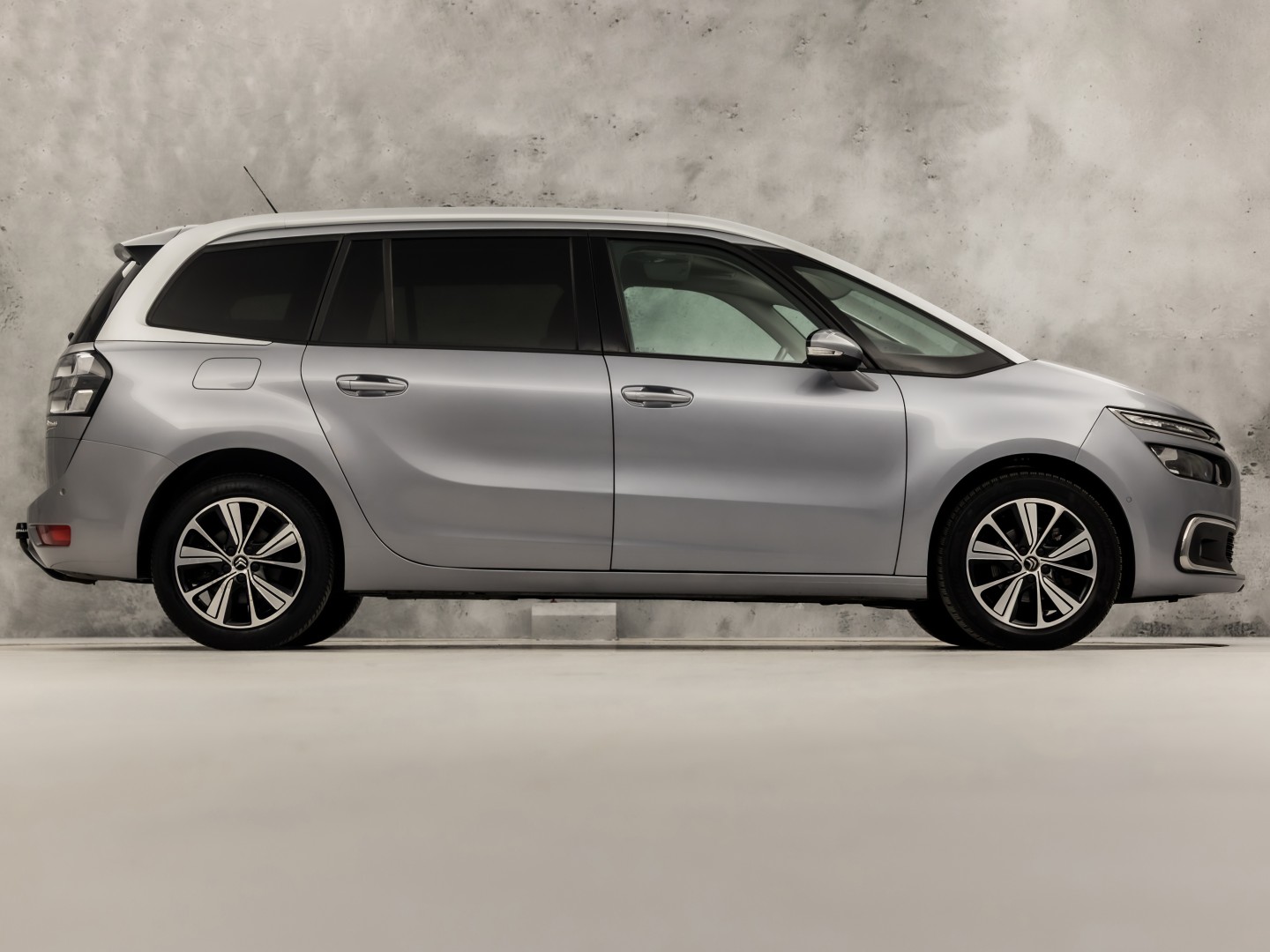 Citroën Grand C4 Picasso 1.2 PureTech Sport 7 Persoons Automaat (APPLE CARPLAY, GROOT NAVI, GETINT GLAS, TREKHAAK, SPORTSTOELEN, CAMERA, CRUISE, NIEUWE APK, NIEUWSTAAT)