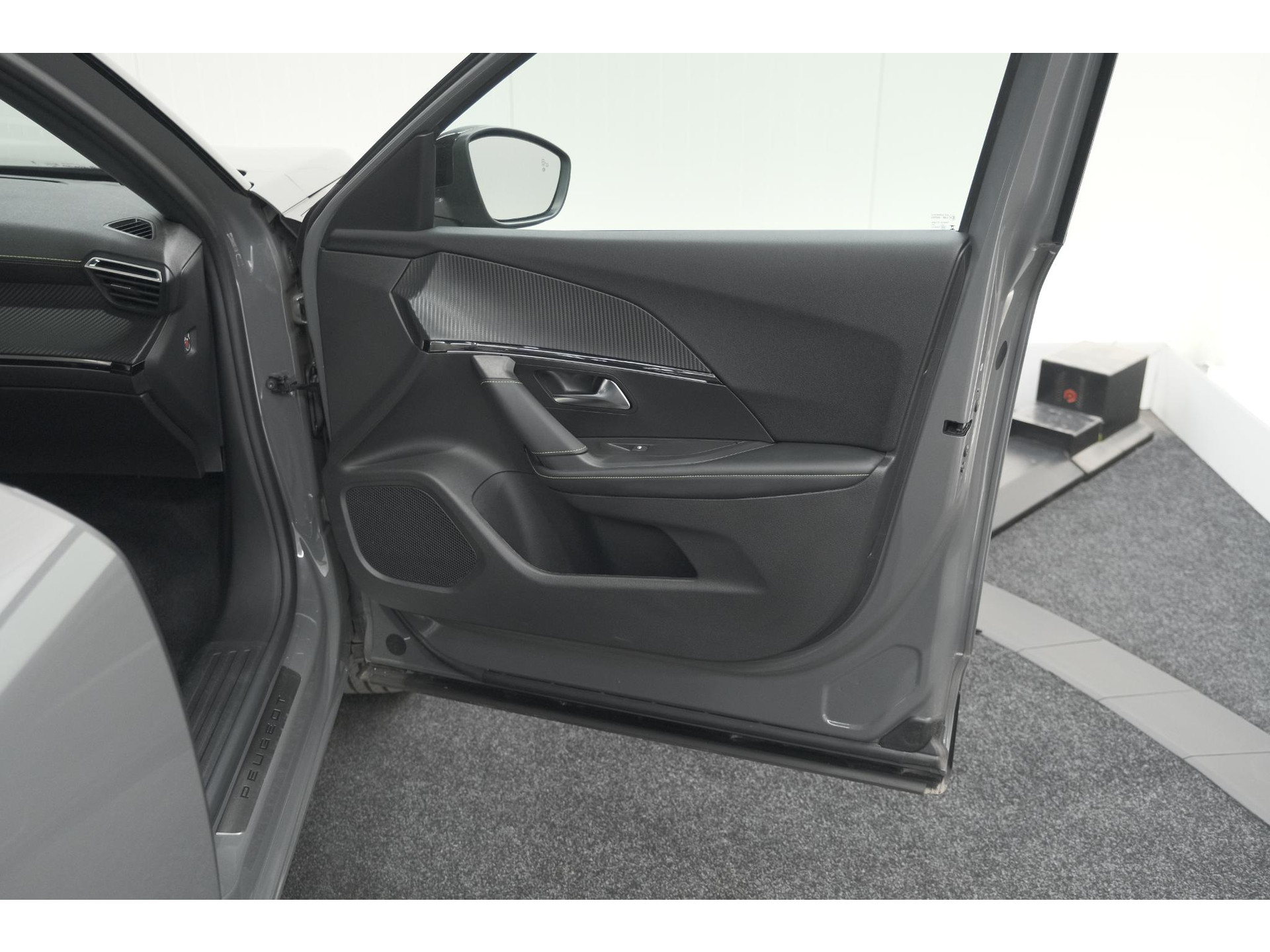 Peugeot 2008 PureTech 130 EAT8 GT | 360 Camera | Adaptieve Cruise Control | Stoelmaasage | Apple Carplay