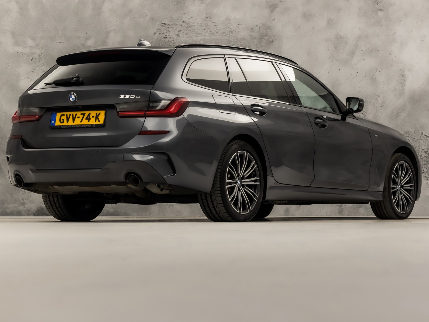 BMW 3 Serie 330e M Sport High Executive 292Pk Automaat (PANORAMADAK, M PAKKET, APPLE CARPLAY, CAMERA, LEDER/ALCANTARA, SFEERVERLICHTING, GETINT GLAS, ELEK ACHTERKLEP, STOELVERWARMING, NIEUWSTAAT)