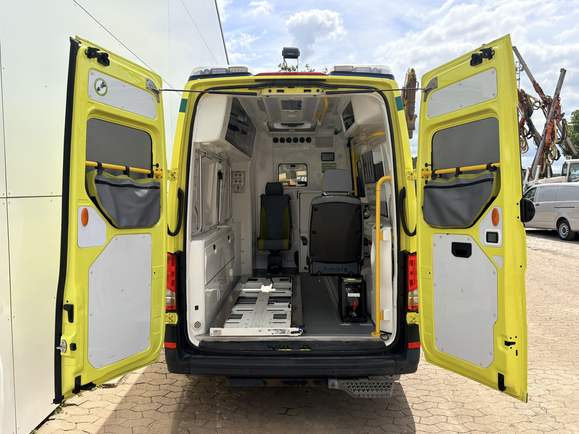 Volkswagen Crafter 2.0 TDI 177PK Ambulance L3H3 Automaat ACC Climate Control Stroompunten Laadruimte Parkeersensoren