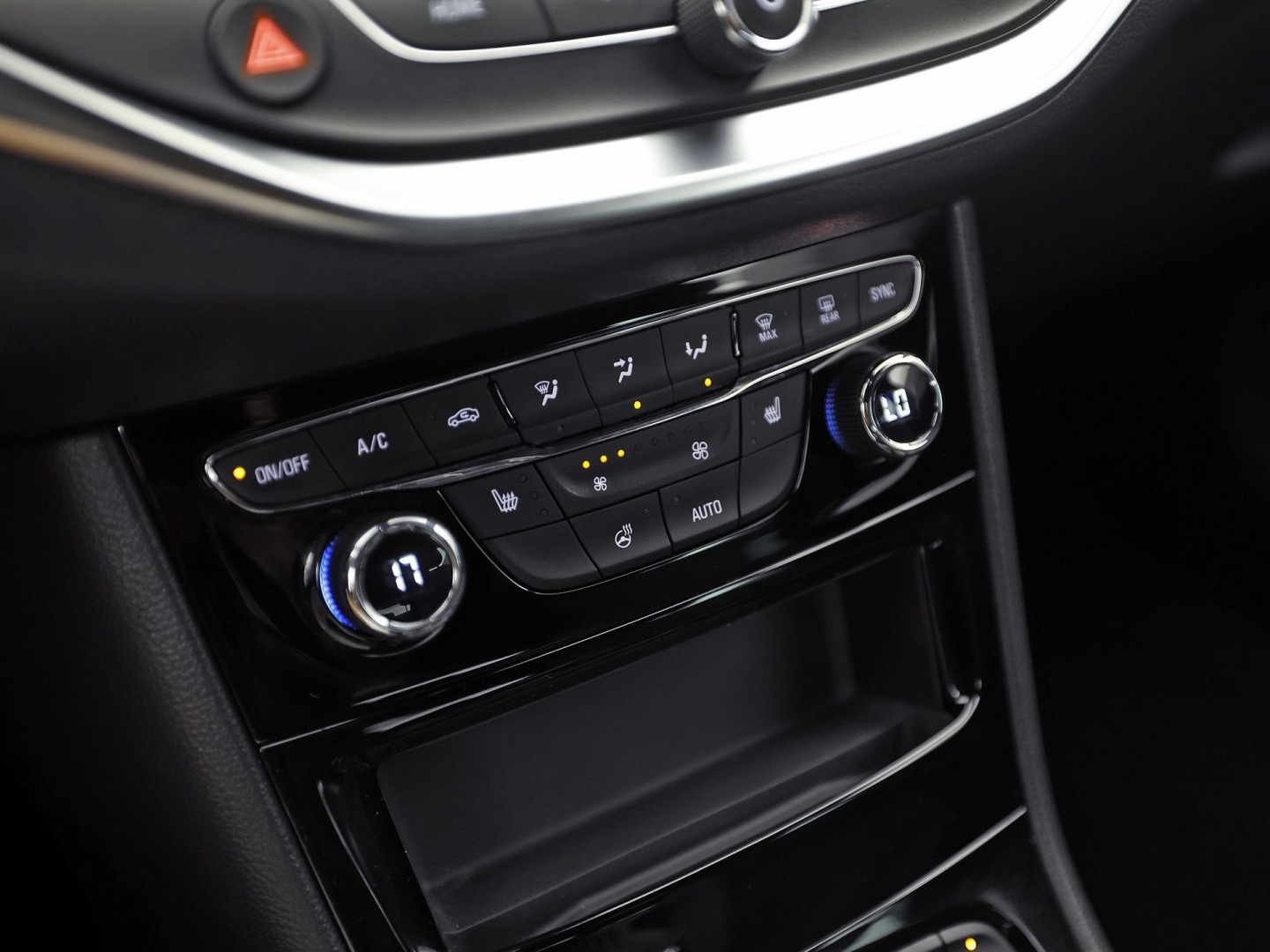 Opel Astra 1.2 Elegance (DIGITALE COCKPIT, APPLE CARPLAY, GROOT NAVI, CAMERA, CLIMATE, STUUR/STOELVERWARMING, SPORTSTOELEN, GETINT GLAS, TREKHAAK, ADAPTIVE CRUISE, NIEUWSTAAT)