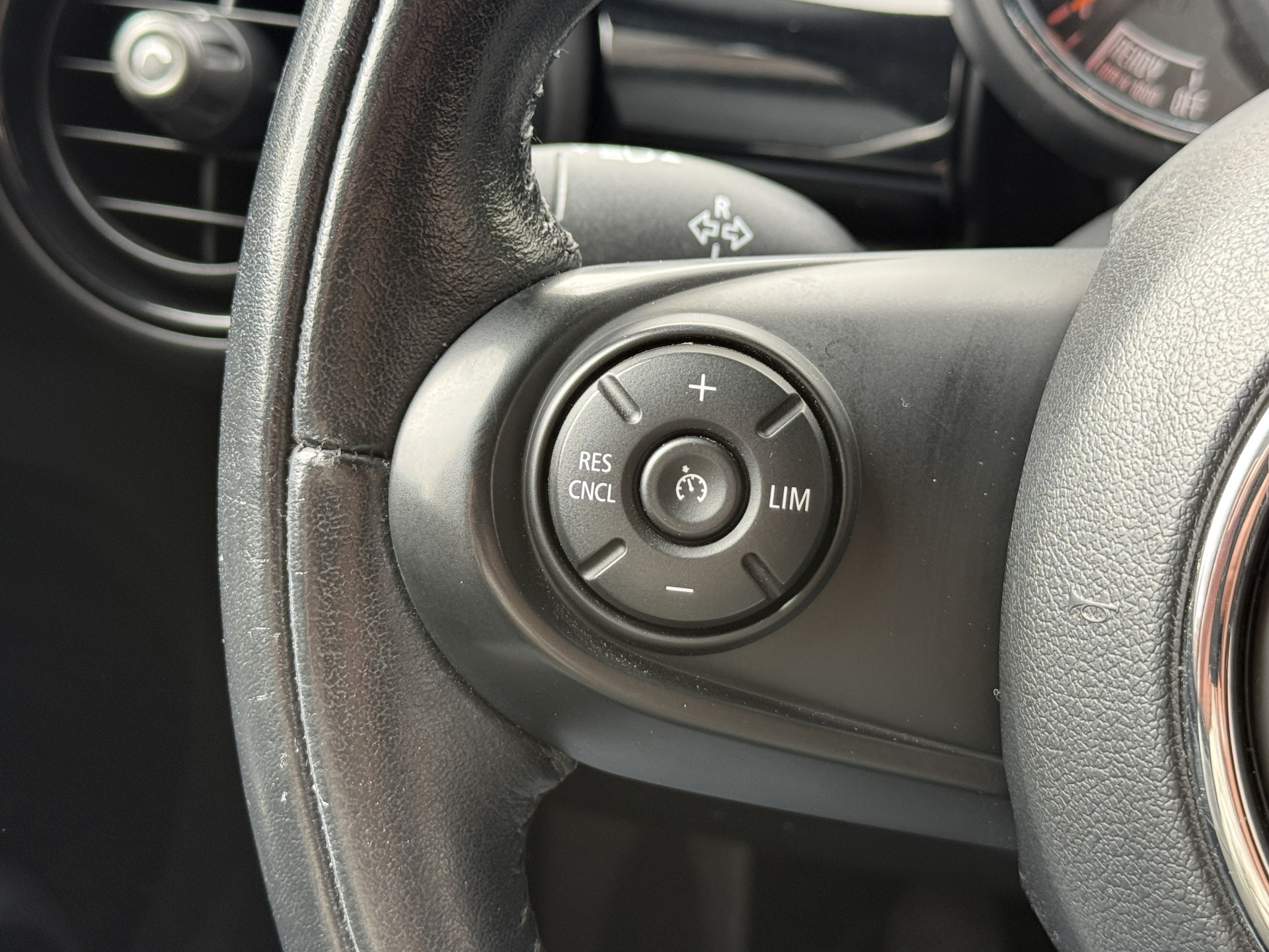 MINI 5-Deurs 1.5 Cooper Chili Serious Business | Stoelverwarming | Sportstoelen | Clima | Cruise