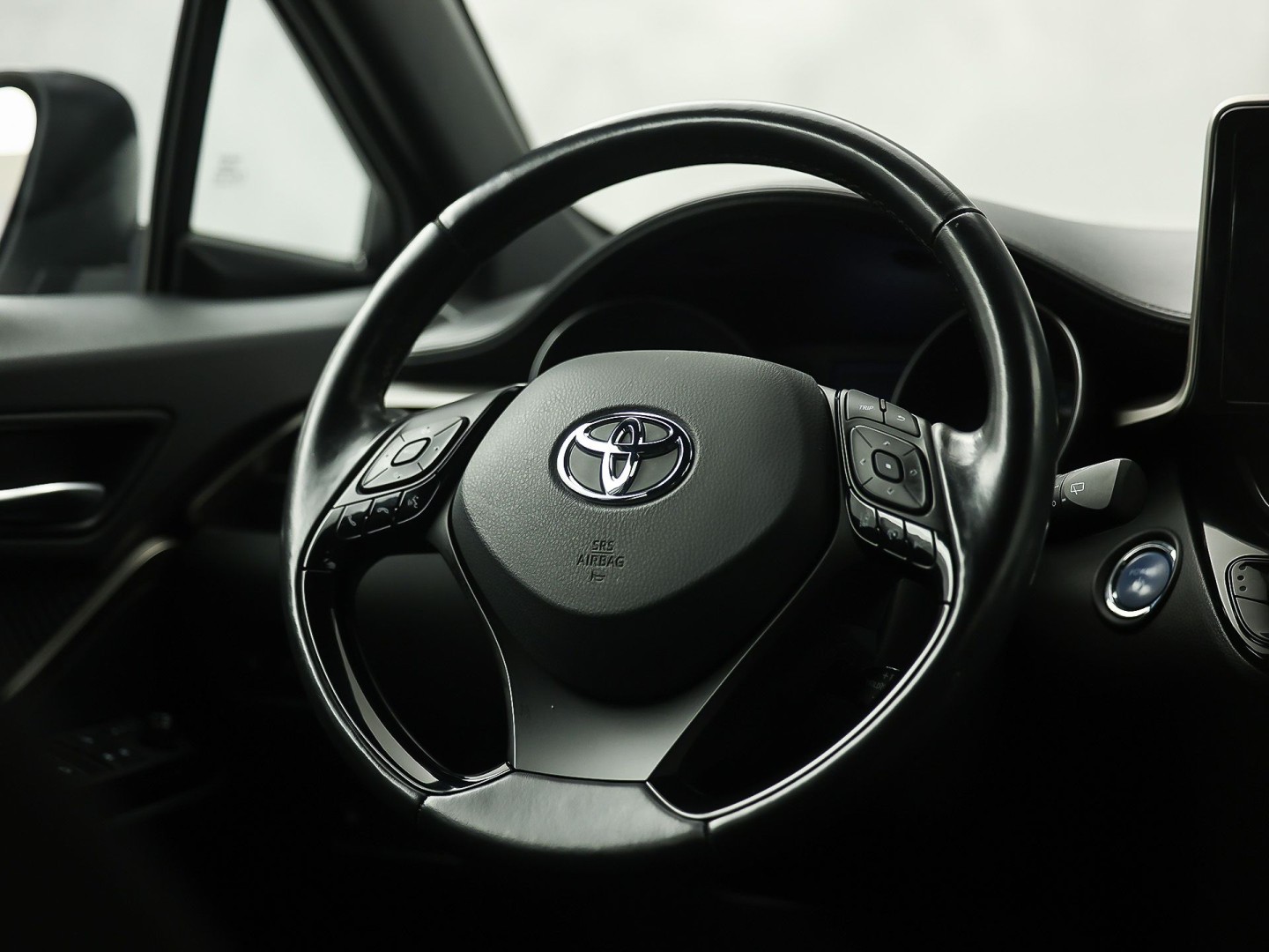 Toyota C-HR 1.8 Hybrid Sport Automaat (NAVIGATIE, CAMERA, STUUR/STOELVERWARMING, GETINT GLAS, SPORTSTOELEN, ADAPTIVE CRUISE, KEYLESS, NIEUWSTAAT)