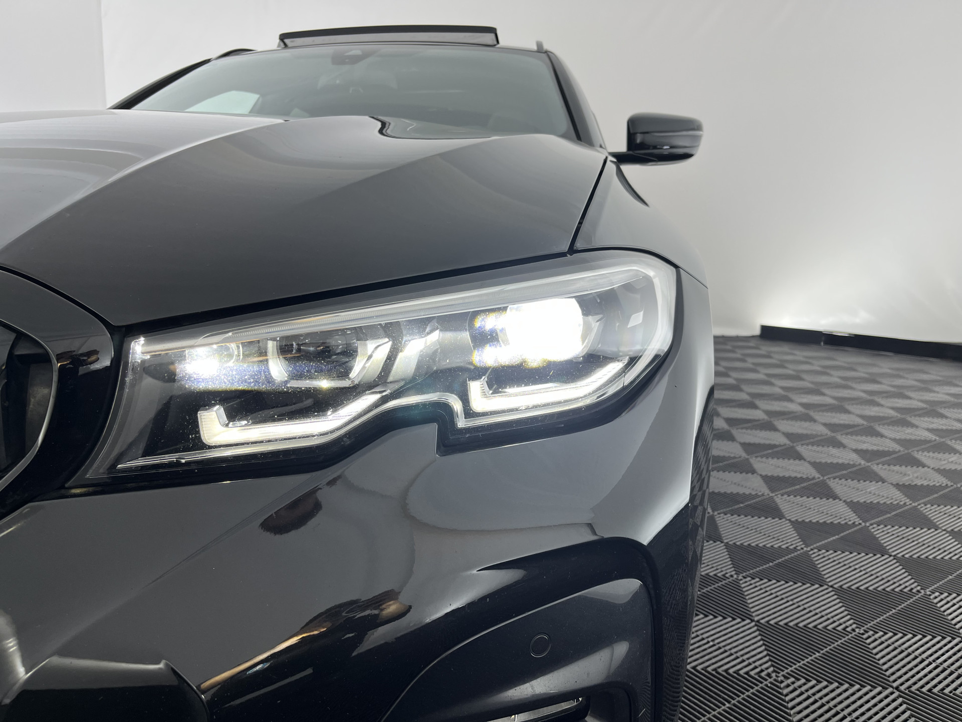 BMW 3-serie Touring 330e eDrive  M-Sportpack Edition (Plug-In) (INCL-BTW) *PANO | LEATHER | HEAD-UP | ADAPTIVE-CRUISE | FULL-LED | KEYLESS | DIGI-COCKPIT | HEATED-SPORTSEATS | CAMERA | HIFI-SOUND | PRIVACYGLASS | DAB+ | SHIFTPADDLES | NAVI-FULLMAP | 19"A