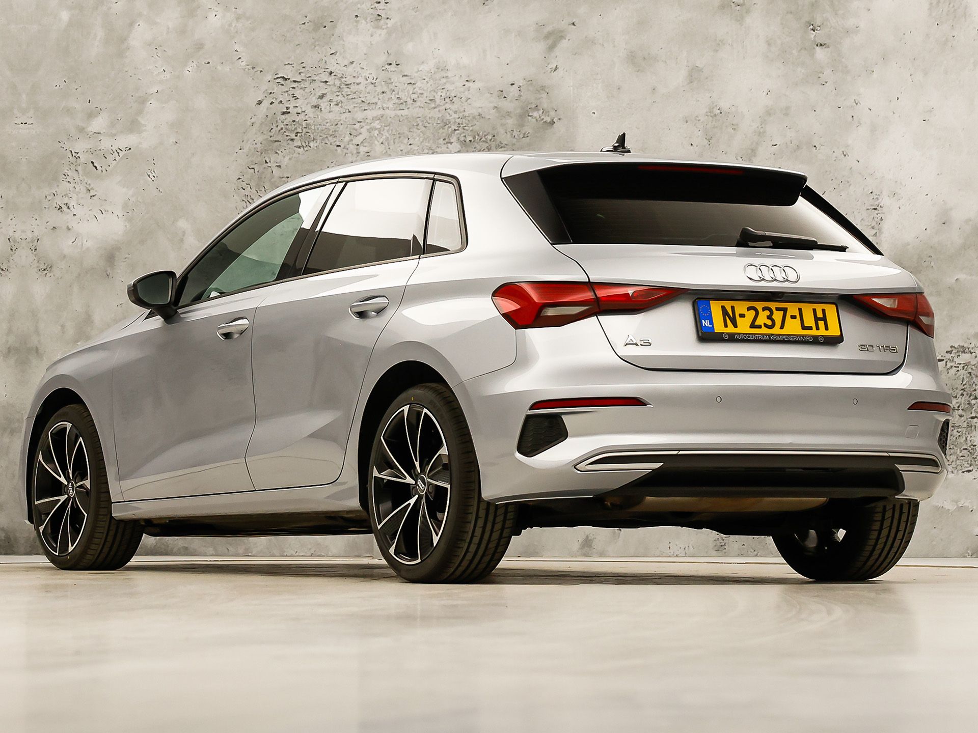 Audi A3 Sportback 30 TFSI Sport (APPLE CARPLAY, GROOT NAVI, CAMERA, ELEK STOEL, ADAPTIVE CRUISE, STOELVERWARMING, SPORTSTOELEN, GETINT GLAS, KEYLESS START, NIEUWSTAAT)