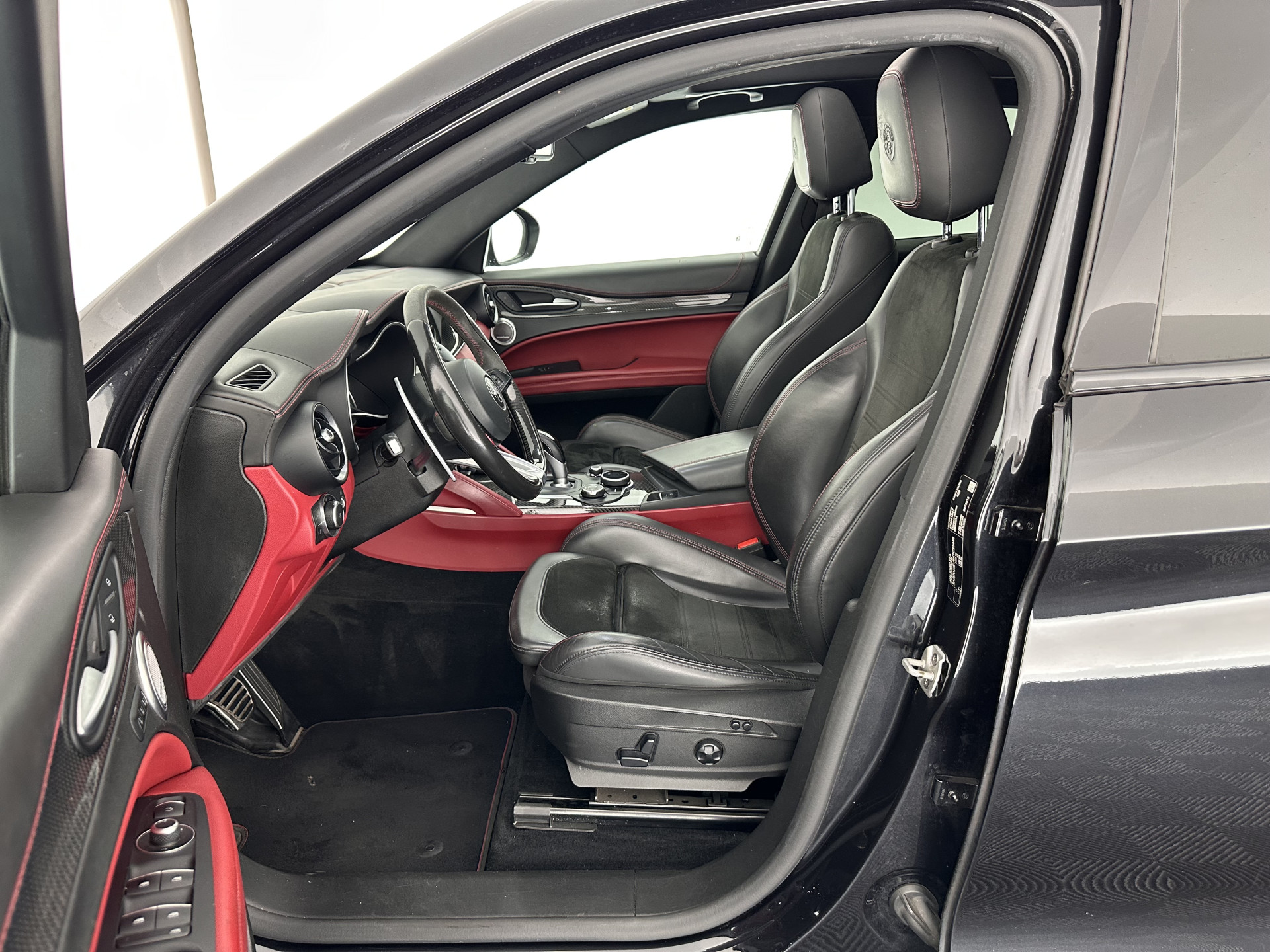 Alfa Romeo Stelvio 2.9 V6 AWD Quadrifoglio (INCL-BTW) Aut. *PANO | LEATHER-ALCANTARA | XENON | ADAPTIVE-CRUISE | BLIND-SPOT | HARMAN/KARDON | MEMORY-PACK | HEATED-SPORTSEATS | DAB+ | KEYLESS | CARPLAY | NAVI-FULLMAP | CARBON-INLAY |..