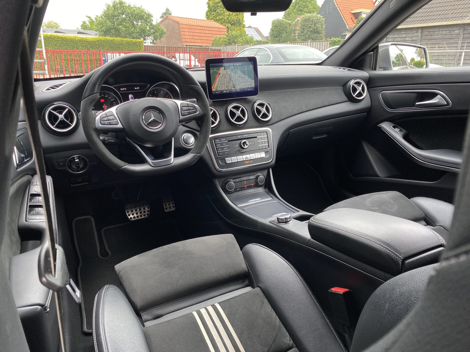 Mercedes-Benz CLA-klasse Shooting Brake 180 AMG Edition AUT. | 1e eigenaar | dealer onderh. | navigatie | a. carplay | alcantara interieur
