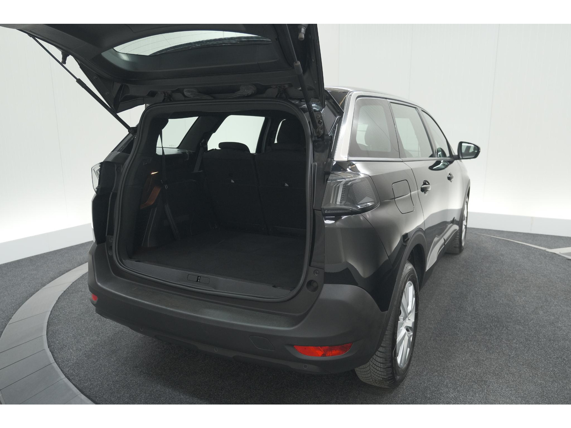 Peugeot 5008 PureTech 130 EAT8 Active Pack Business | 7 Zitplaatsen | Camera | Navigatie | Apple Carplay | Parkeersensoren