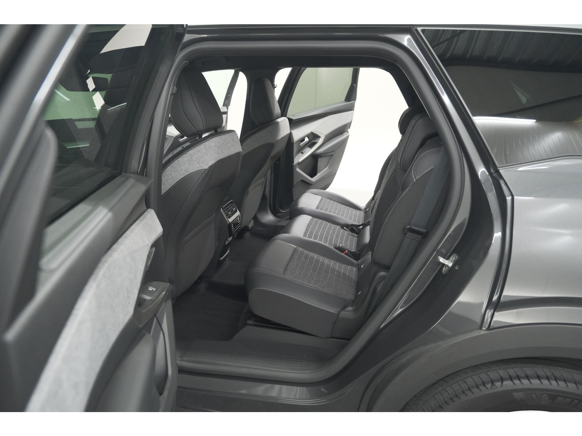 Peugeot 5008 1.2 Hybrid 136 e-DCS6 Allure | 7 Zitplaatsen | Camera | Stoelverwarming | Navigatie