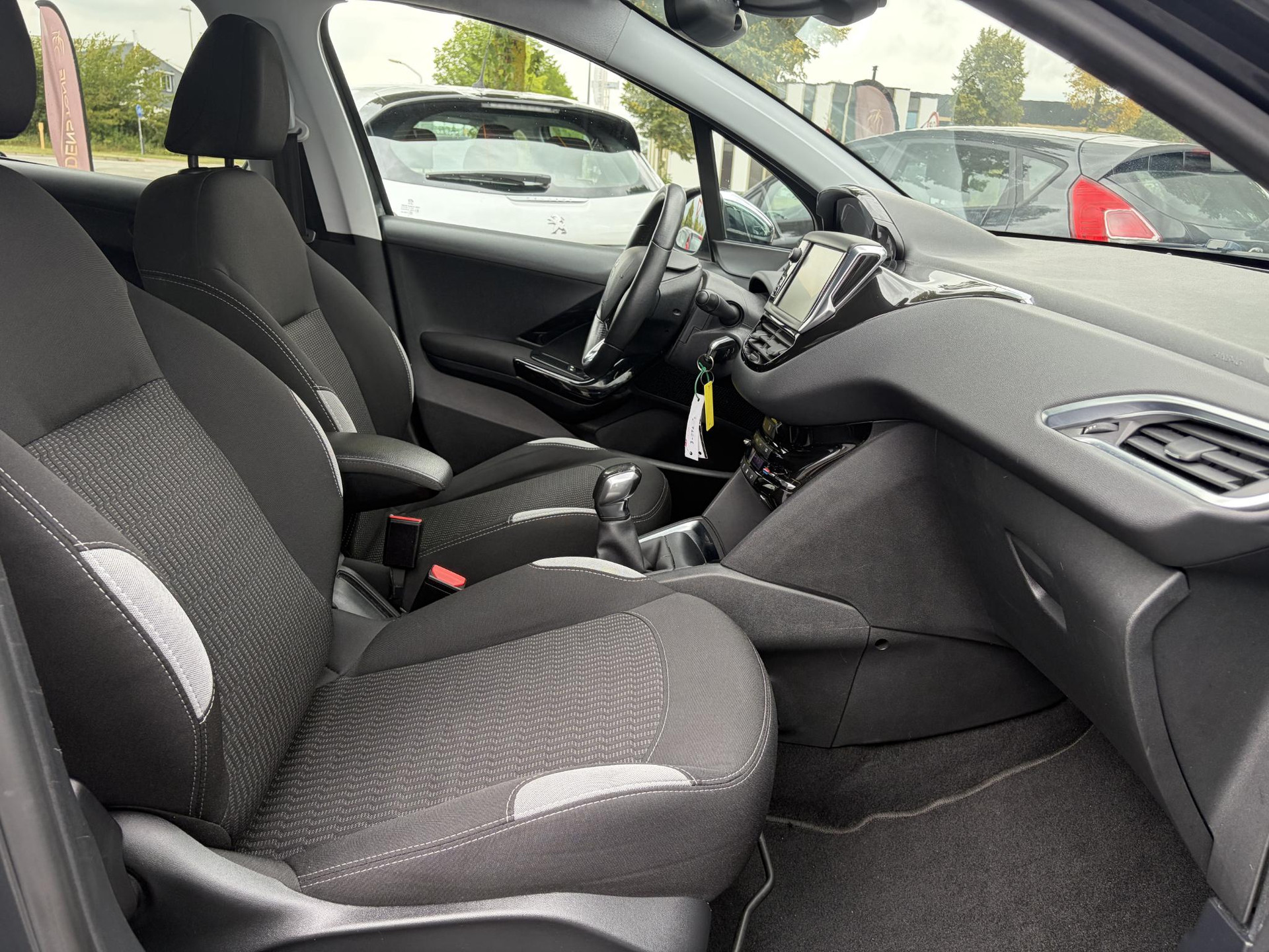 Peugeot 208 1.2 PureTech Style Pack 1e Eigenaar l Navi l Clima l Cruise l 5 Deurs l Lm velgen l Pdc l N.A.P l Apk tot 04-2027