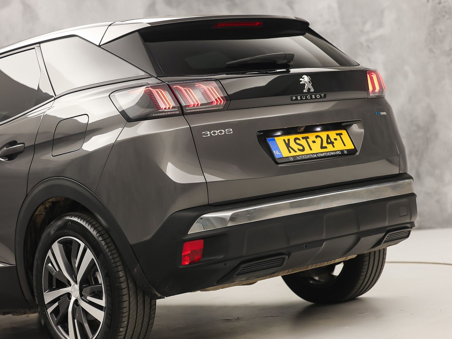Peugeot 3008 1.6 HYbrid 225 Allure Sport 225Pk Automaat (APPLE CARPLAY, GROOT NAVI, 360 CAMERA, GETINT GLAS, SPORTSTOELEN, LEDER, ZWART HEMEL, LANE ASSIST, NIEUWSTAAT)