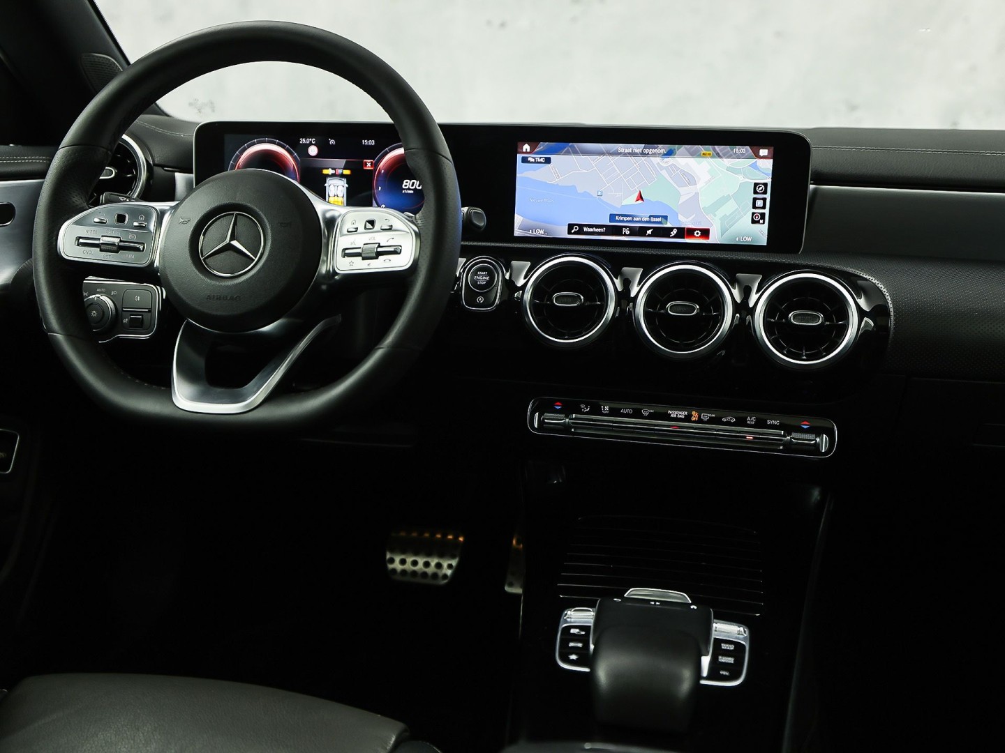 Mercedes-Benz CLA-Klasse 200 AMG Sport 163Pk Automaat (PANORAMADAK, GROOT NAVI, LEDER, CAMERA, SPORTSTOELEN, GETINT GLAS, STOELVERWARMING, NIEUWSTAAT)