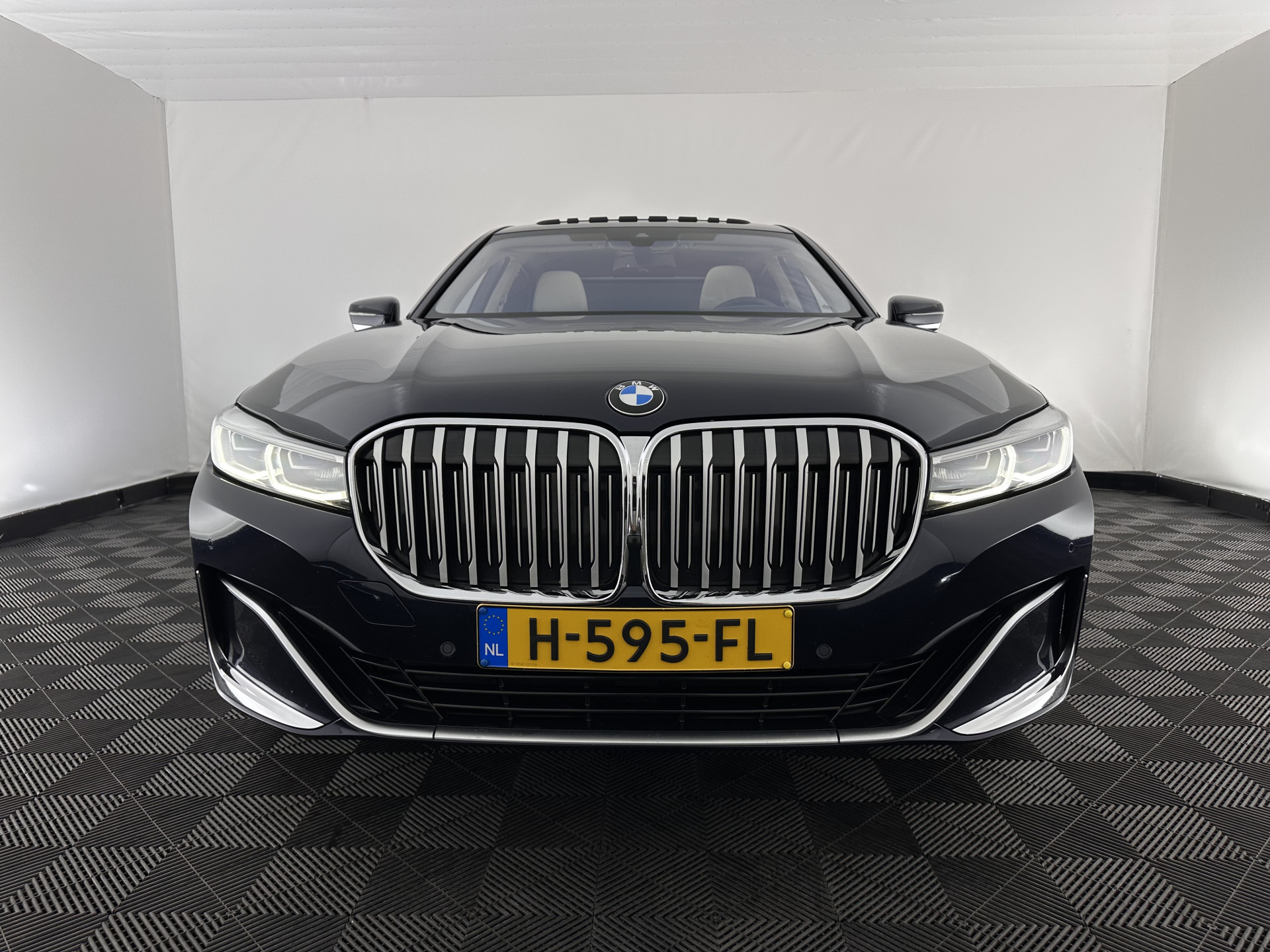 BMW 7-serie 745Le (Plug-in) (INCL-BTW) *PANO | LEATHER | FULL-LED | HEAD-UP | BLINDSPOT | MEMORY-PACK | DIGI-COCKPIT | KEYLESS | DAB+ | CAMERA | HEATED-COMFORTSEATS | AMBIENTLIGHT | CARPLAY | SHIFTPADDLES | 18''ALU*
