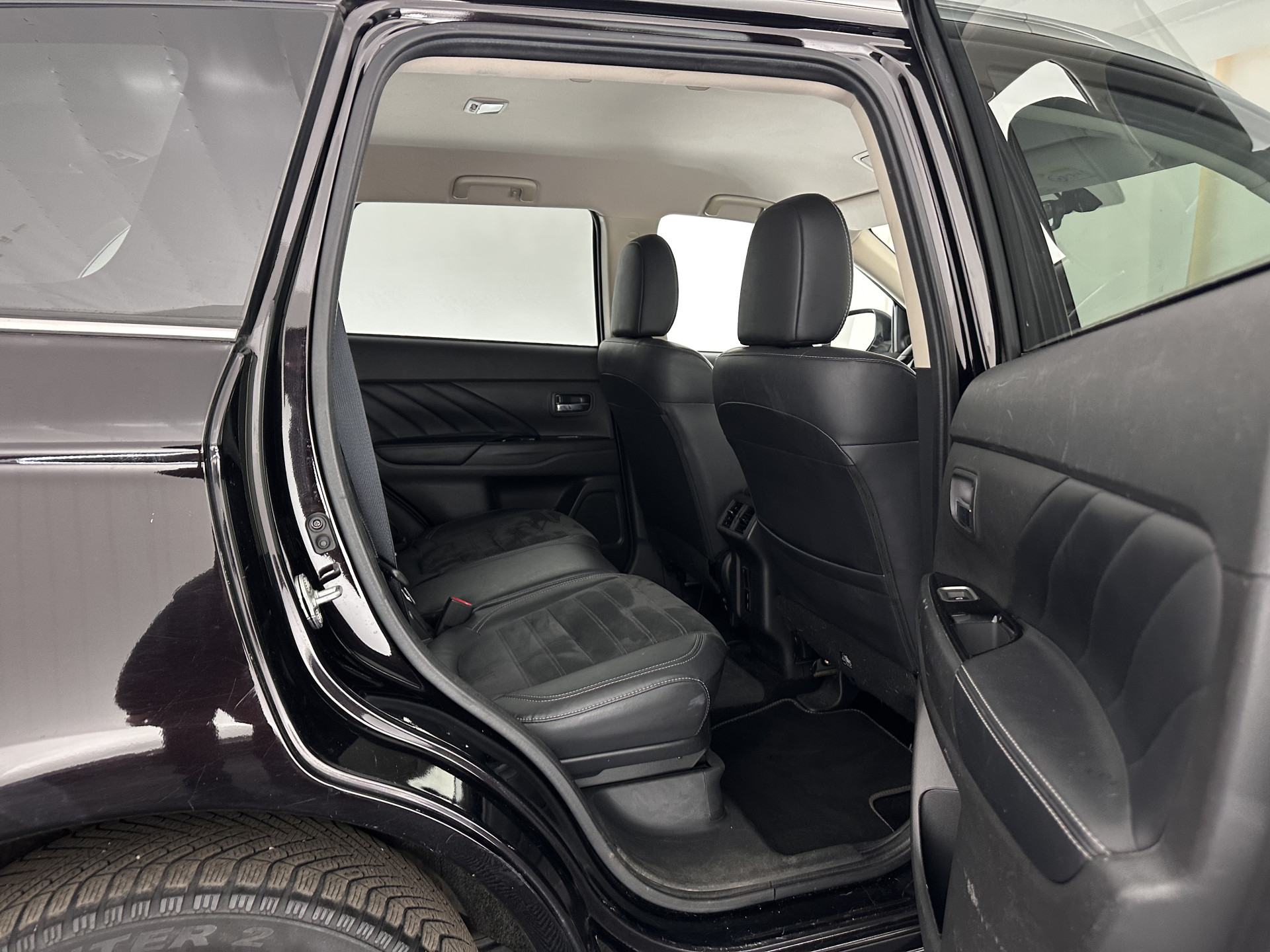 Mitsubishi Outlander 2.4 PHEV Intense AWD (Plug-in) (INCL-BTW) *LEATHER-ALCANTARA | FULL-LED | KEYLESS | BLINDSPOT | CAMERA | HEATED-COMFORTSEATS | ECC | SHIFTPADDLES | PDC | CRUISE | PRIVACYGLASS | DAB | TOWBAR | CARPLAY | 18''ALU*