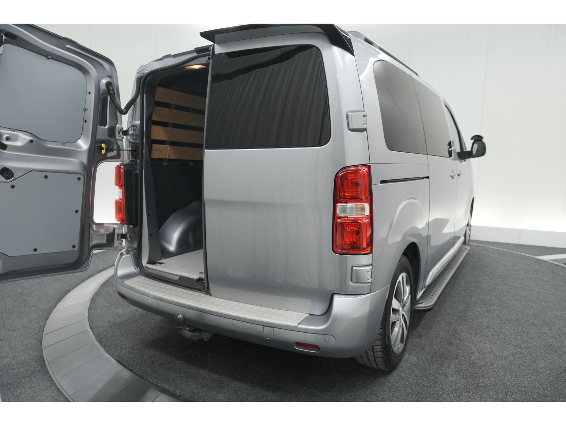 Peugeot Expert 2.0 BlueHDI 180 Automaat Standard Premium | Standkachel | Trekhaak | Head-Up Display | Camera | Apple Carplay | Laadruimte Betimmering